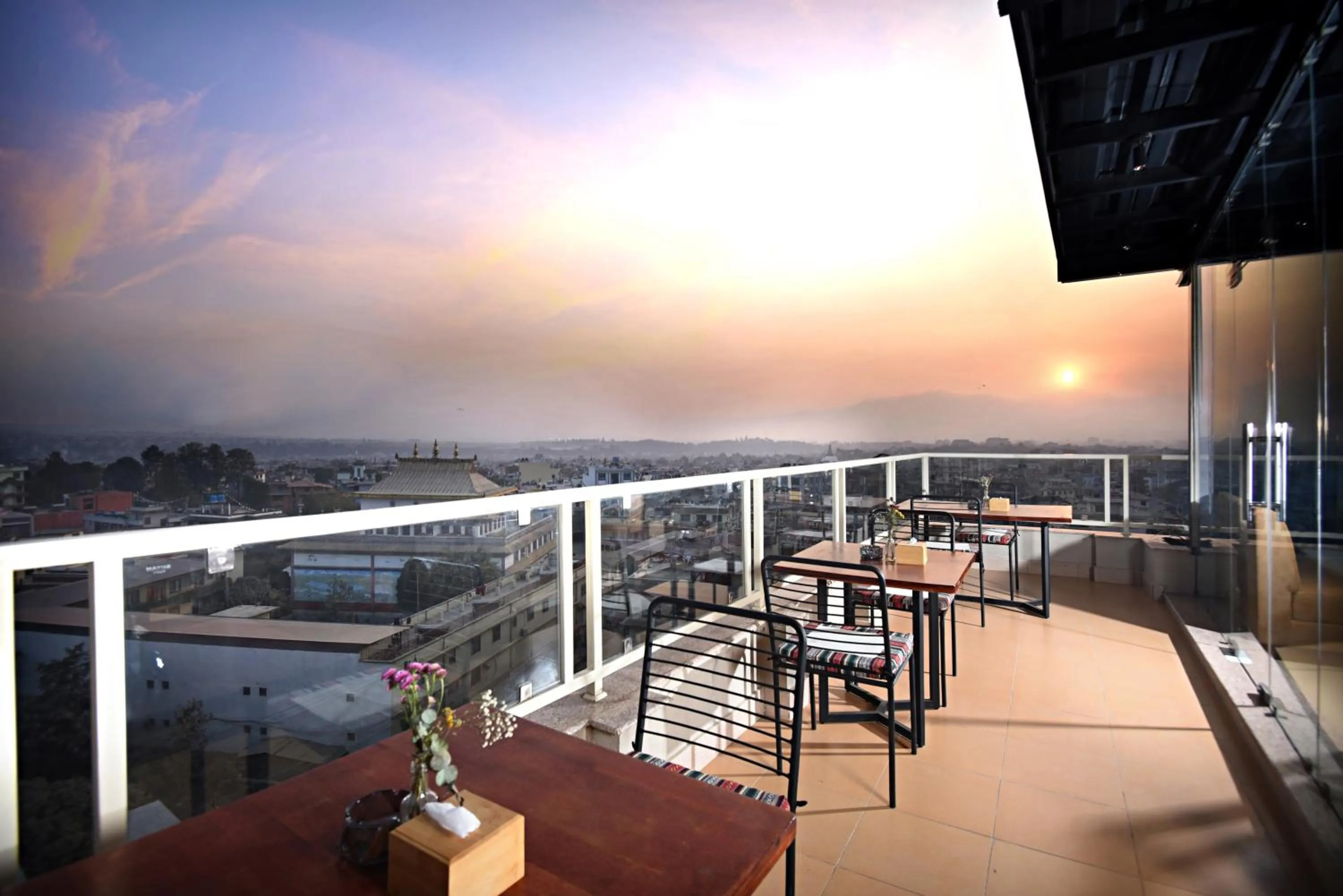 Restaurant/places to eat in Hotel Sherpani