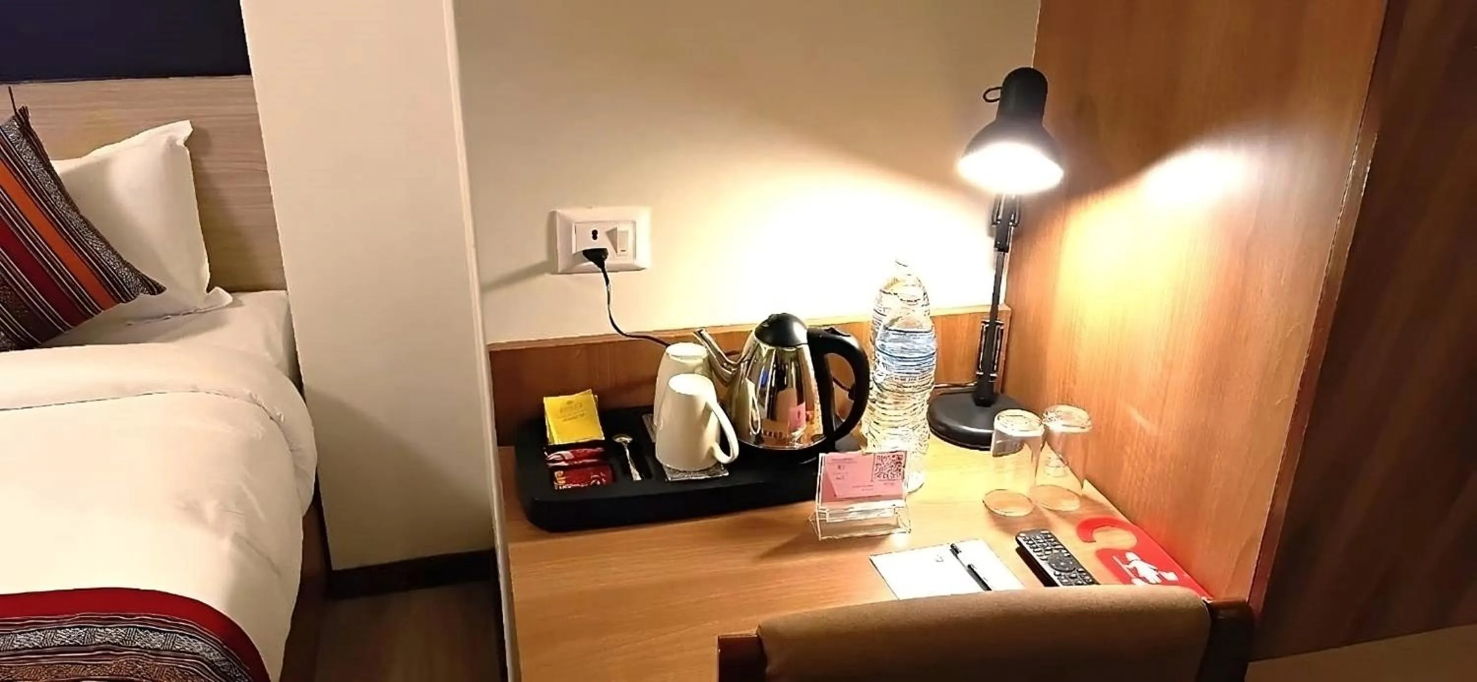 Kitchen or kitchenette, Bed in Hotel Sherpani