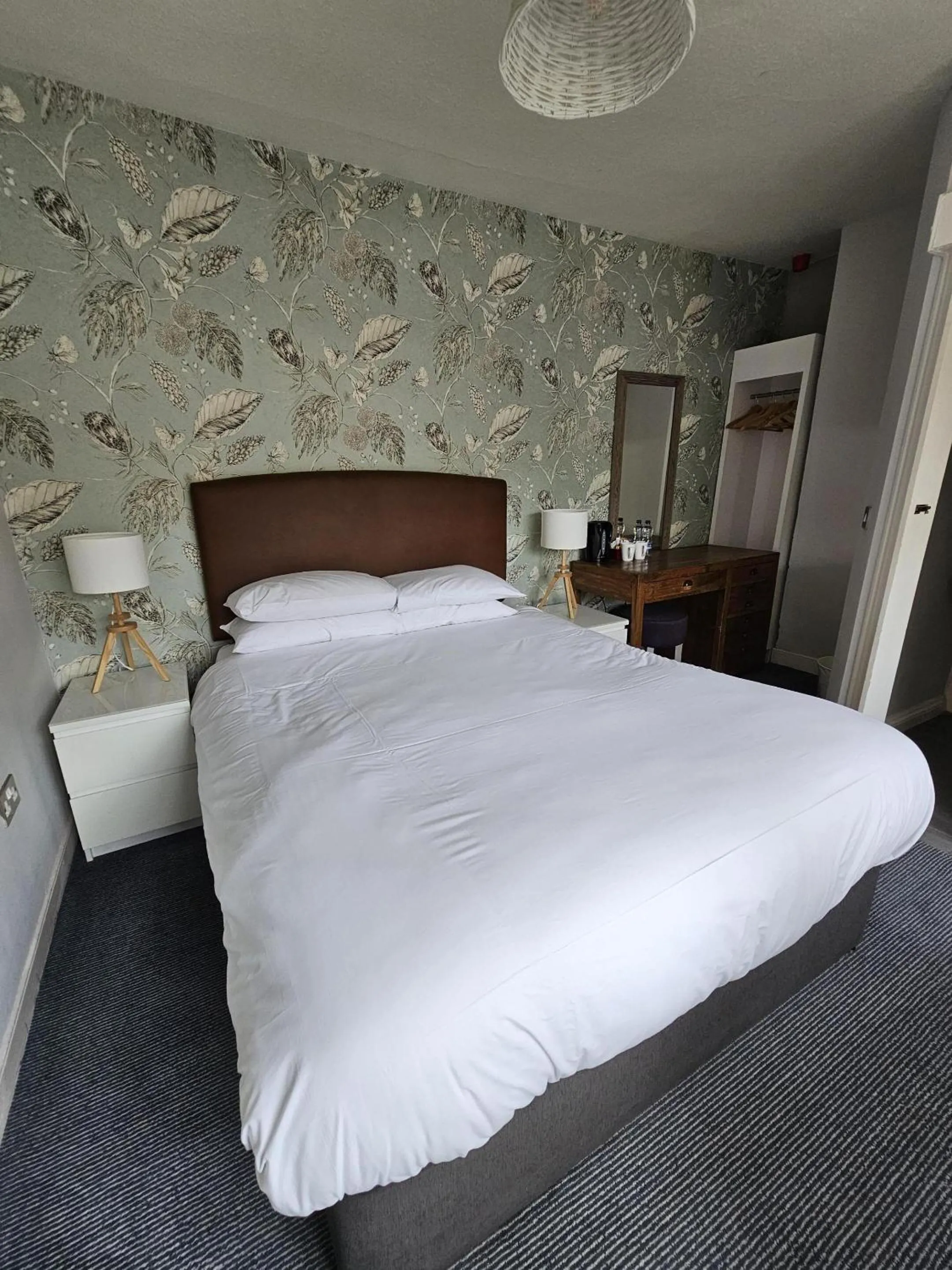 Bedroom, Bed in Cockhaven Arms