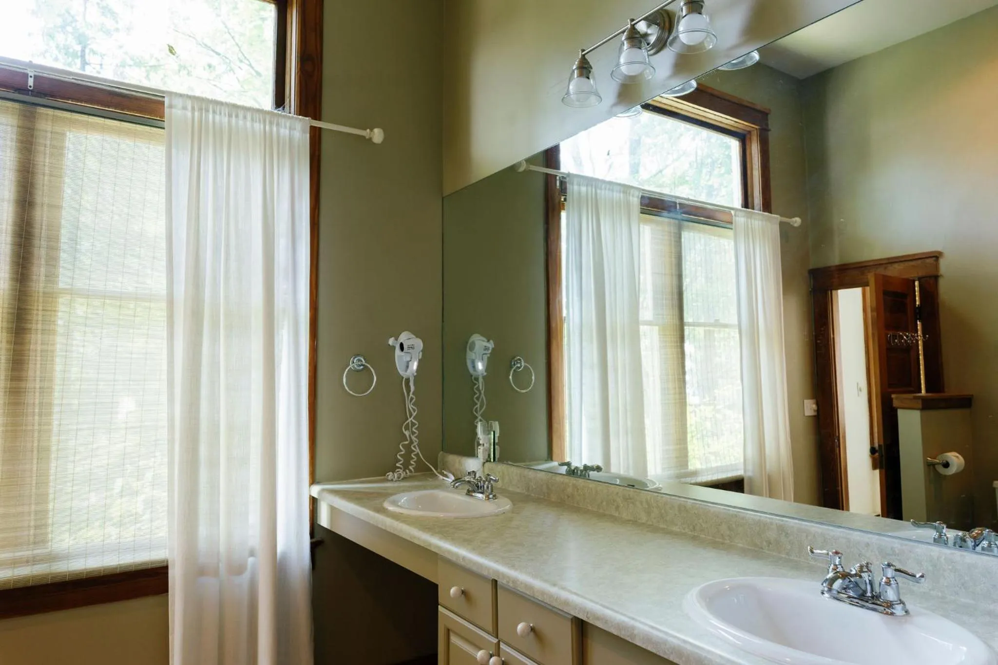 Terrace Inn and 1911 Restaurant