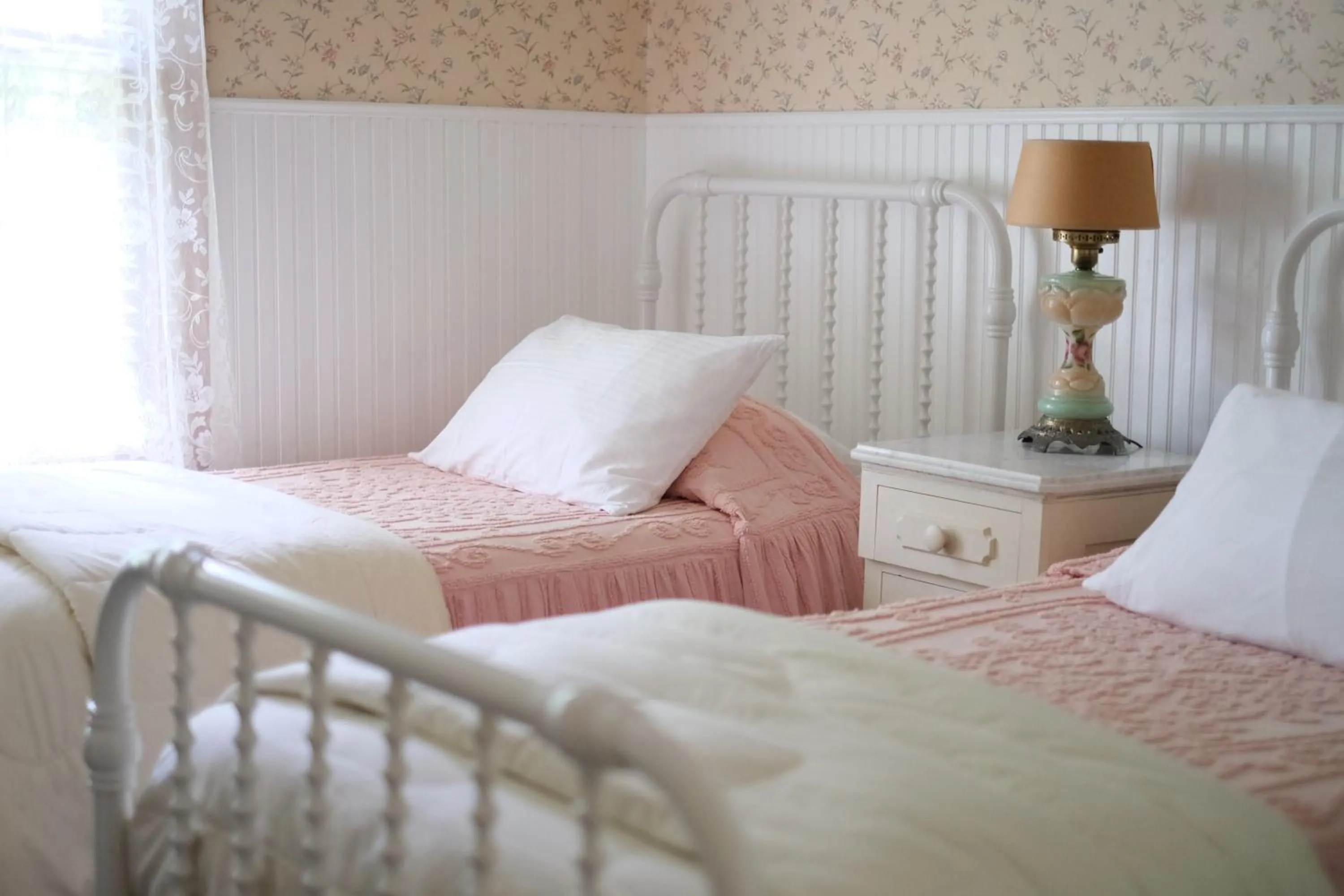 Bedroom, Bed in Terrace Inn and 1911 Restaurant