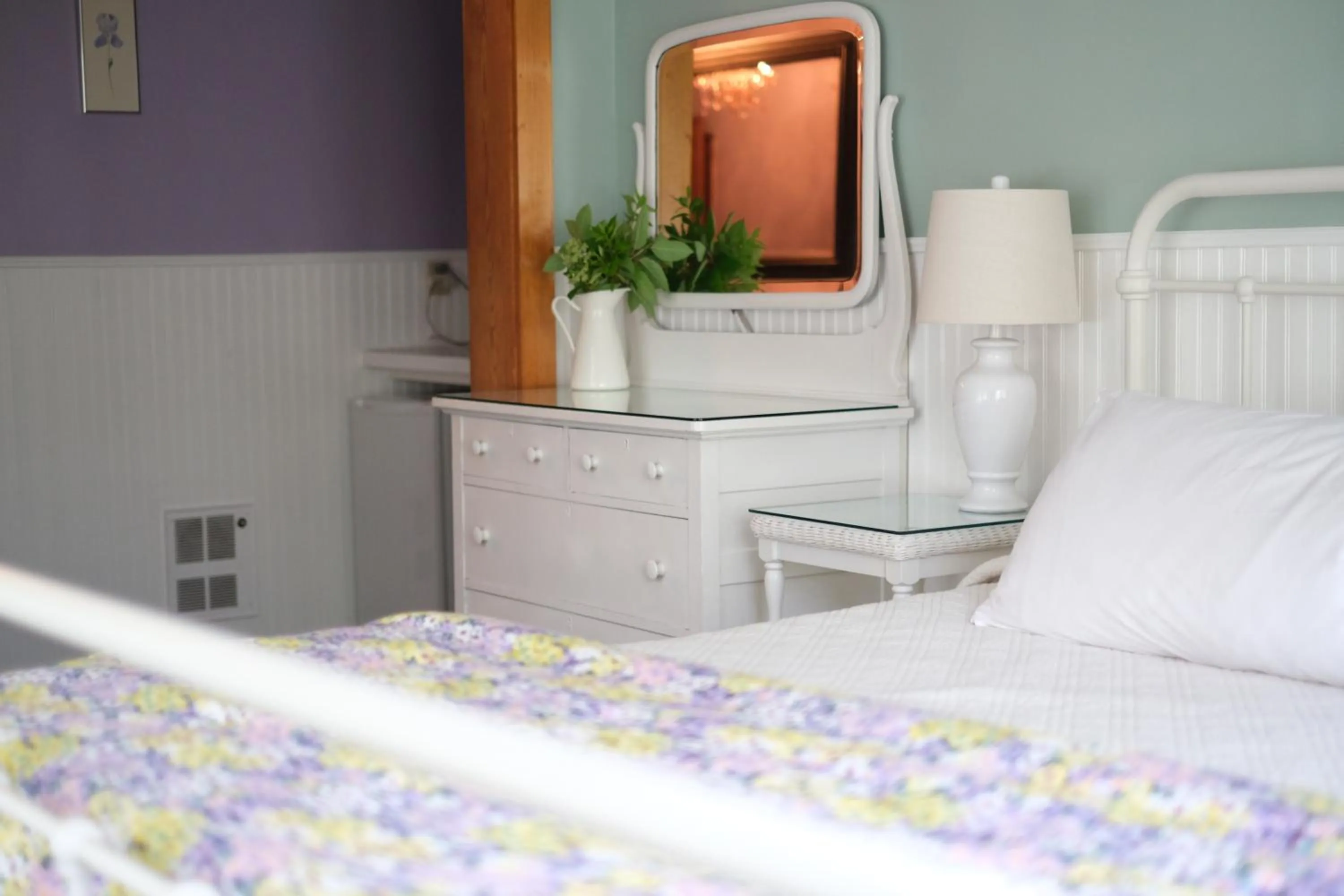 Bedroom, Bed in Terrace Inn and 1911 Restaurant