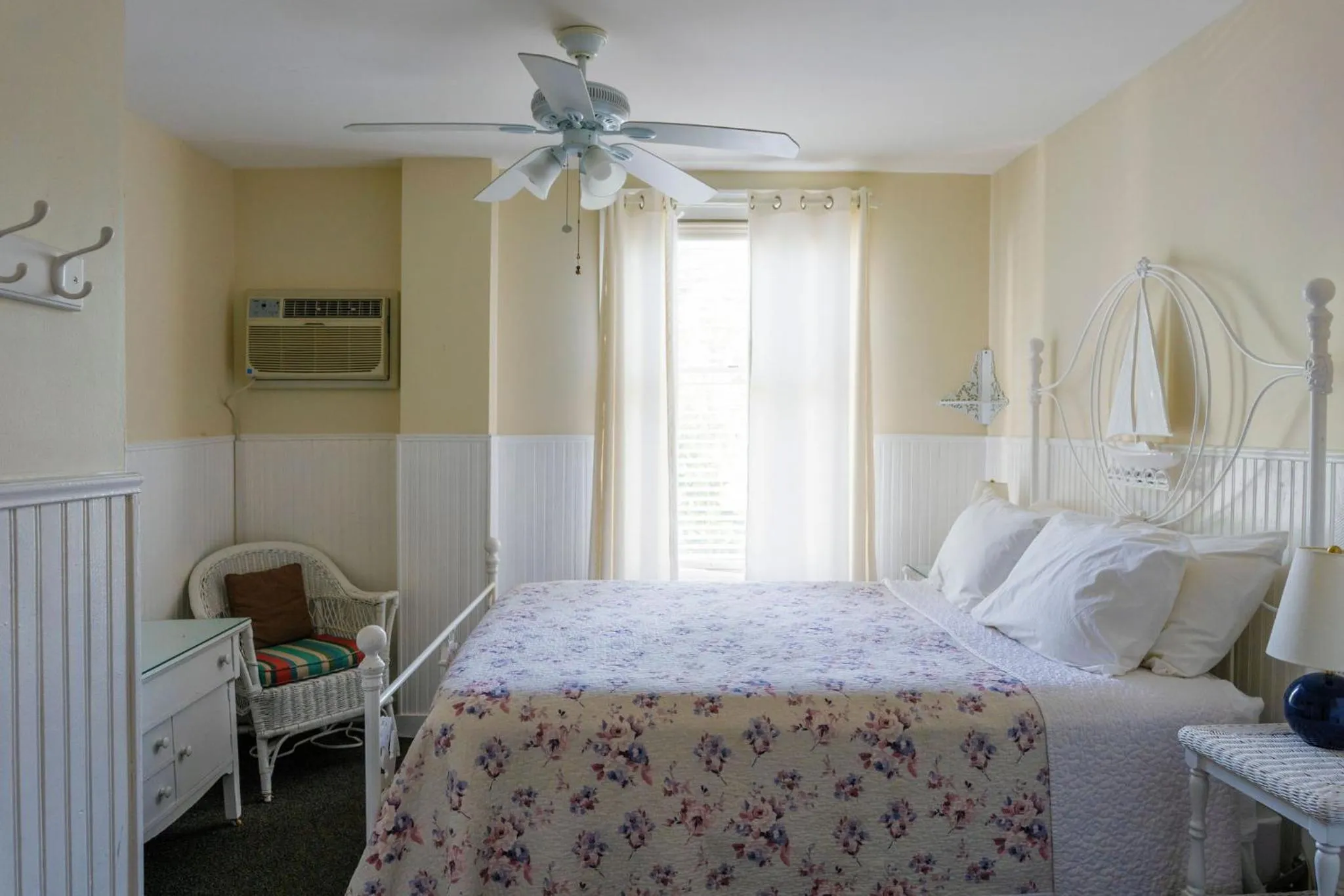 Bed in Terrace Inn and 1911 Restaurant