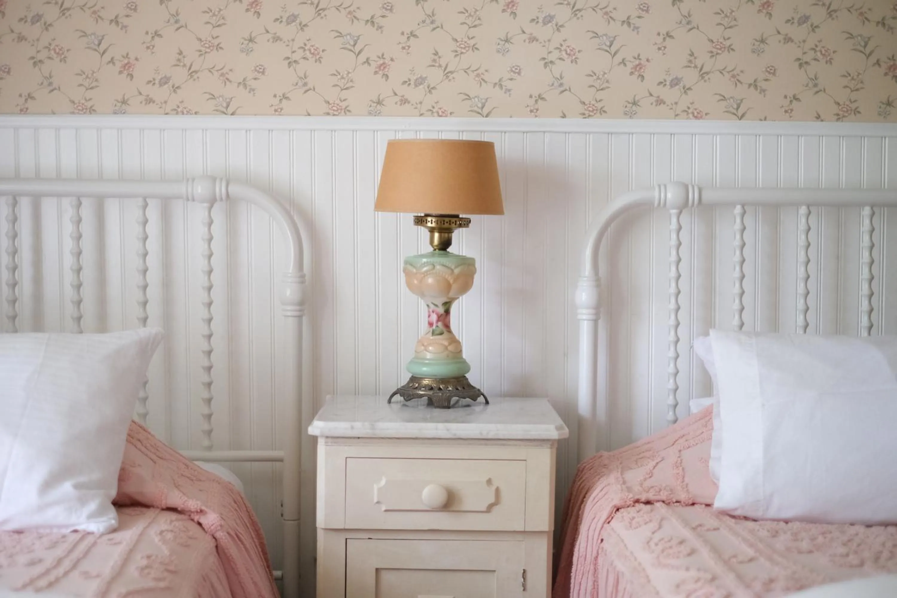 Bed in Terrace Inn and 1911 Restaurant