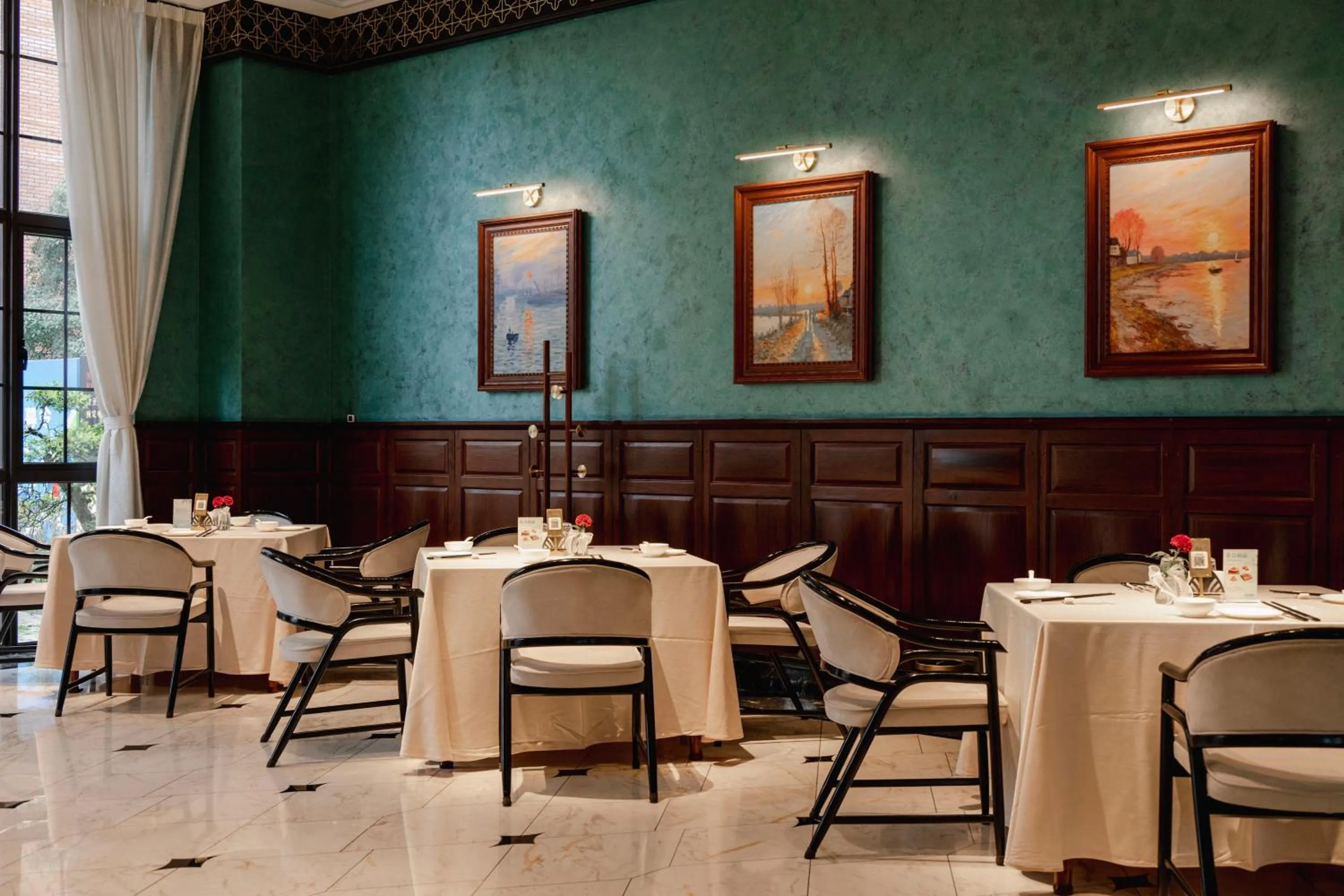Restaurant/places to eat in Moonrise Hotels Resorts