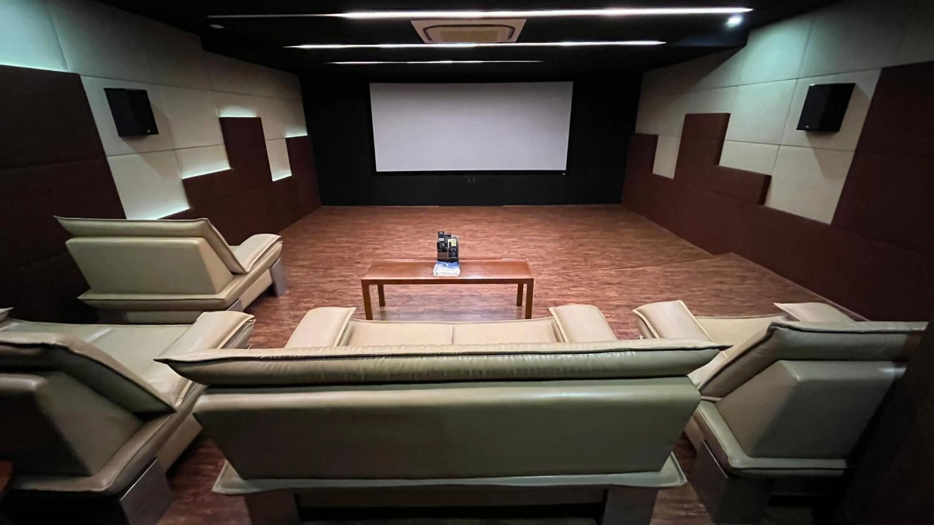 TV and multimedia in Maroma Suites ECR