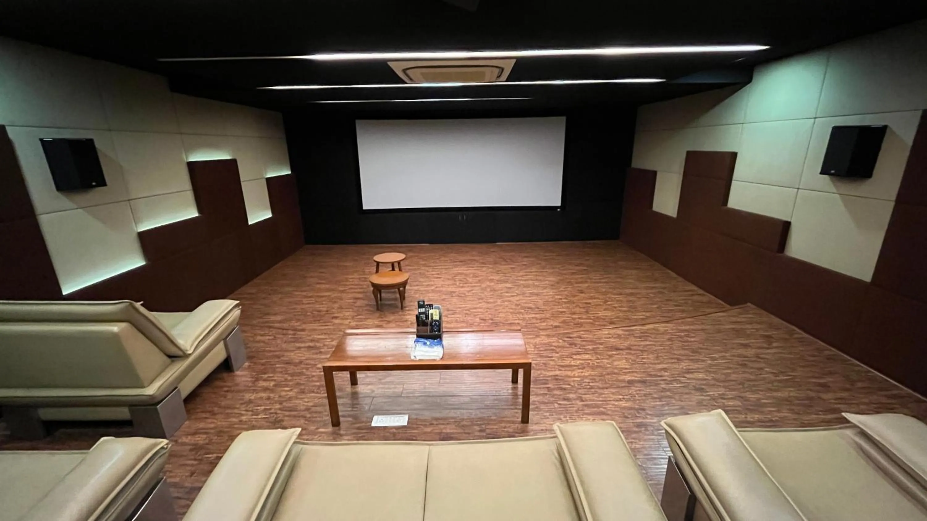 TV and multimedia in Maroma Suites ECR