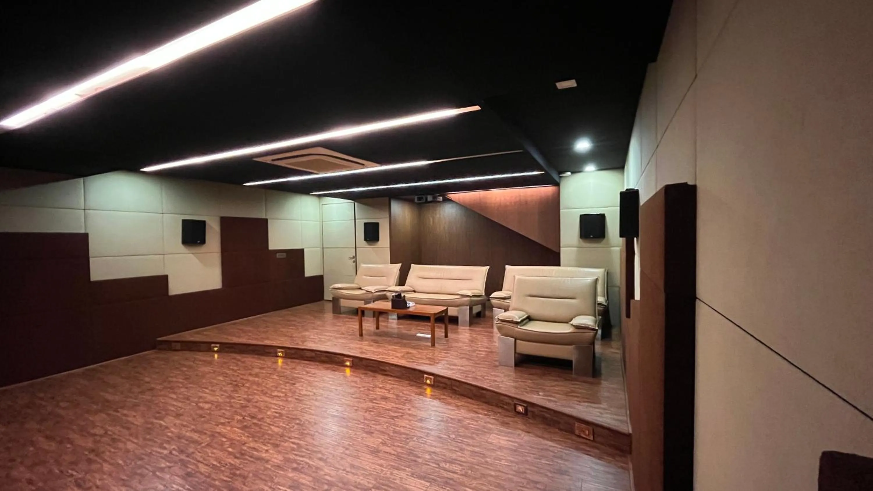 Meeting/conference room in Maroma Suites ECR