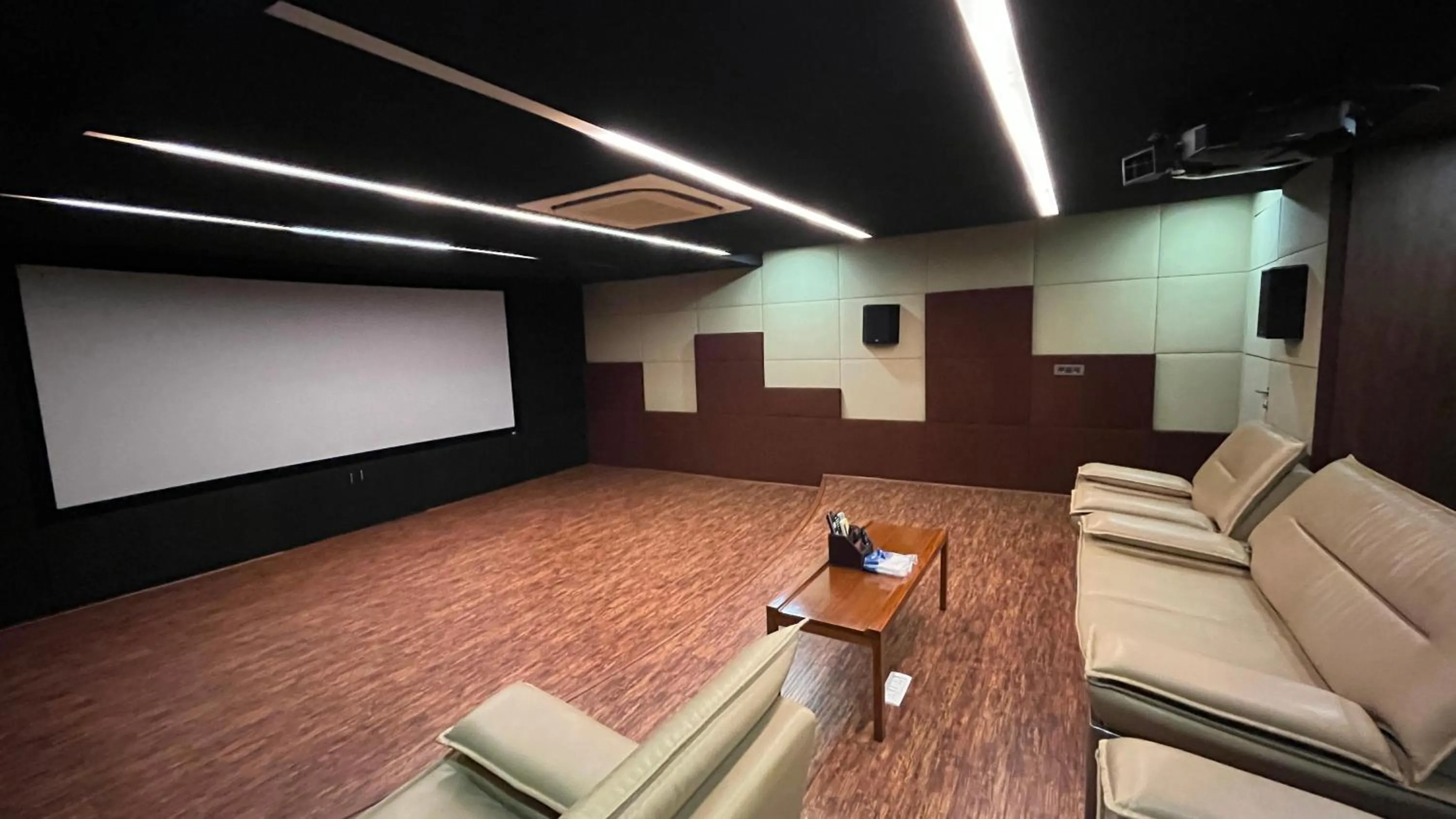 TV and multimedia in Maroma Suites ECR