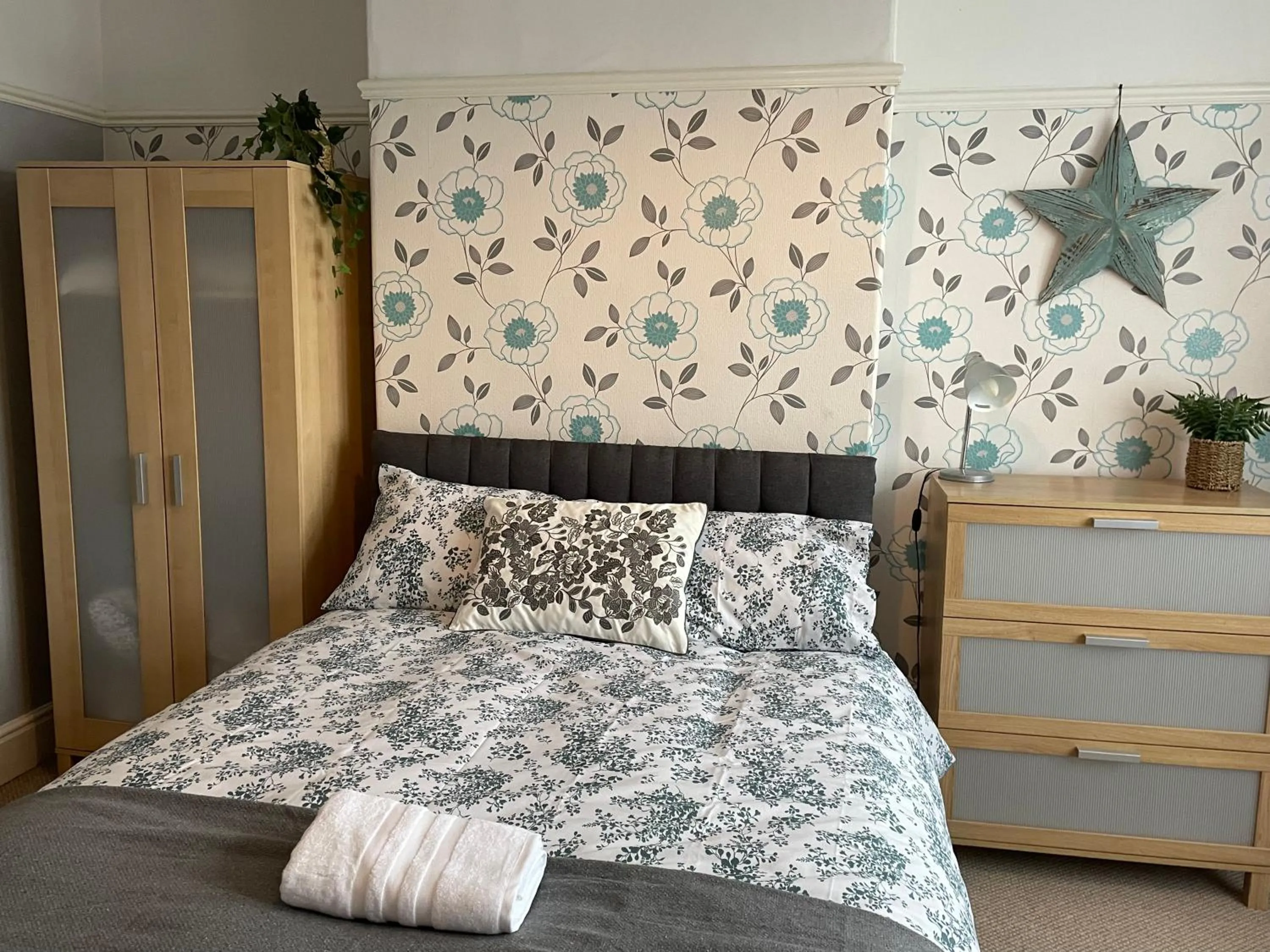 Bed in Maple Leaf Guest House