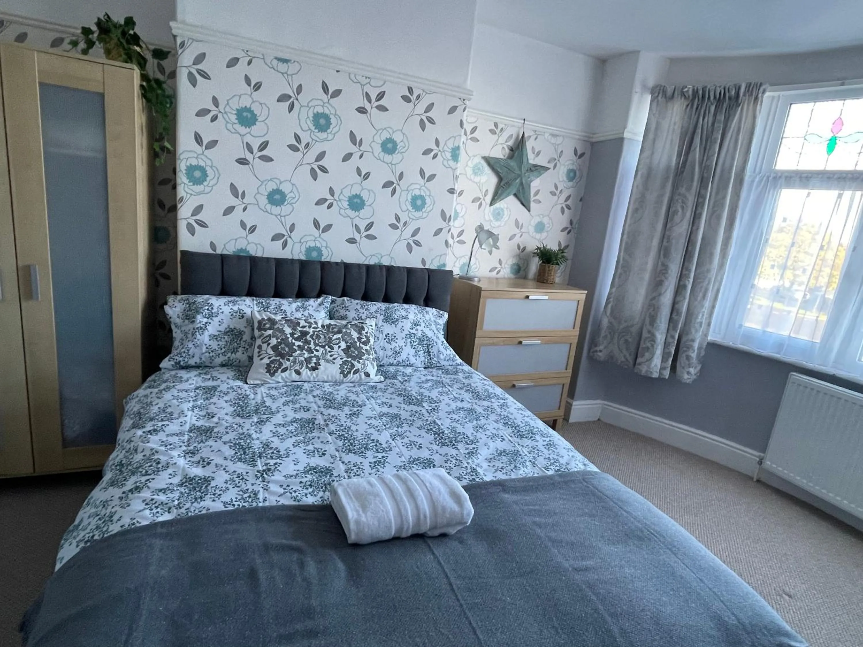Bed in Maple Leaf Guest House