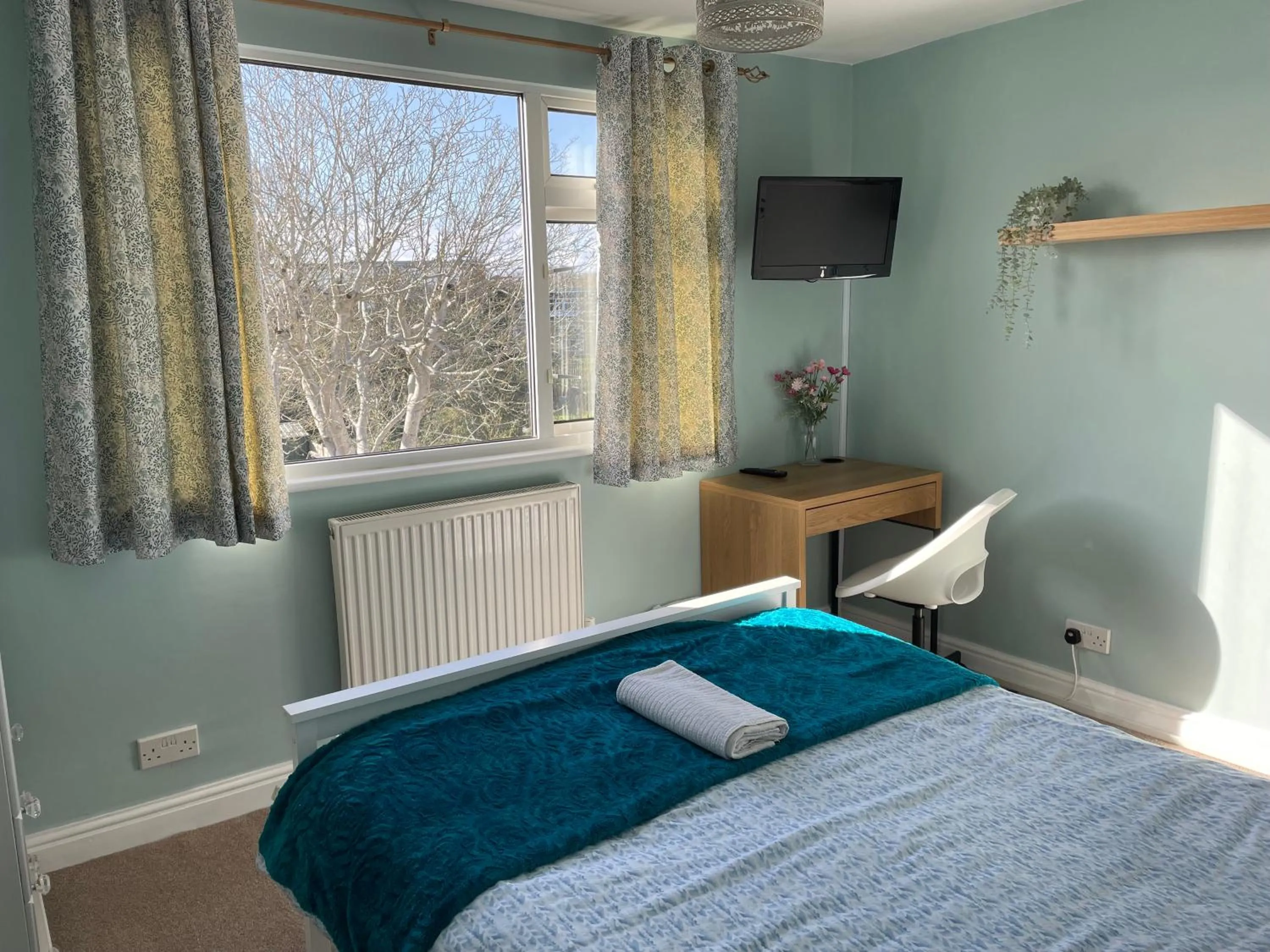 Bed in Maple Leaf Guest House