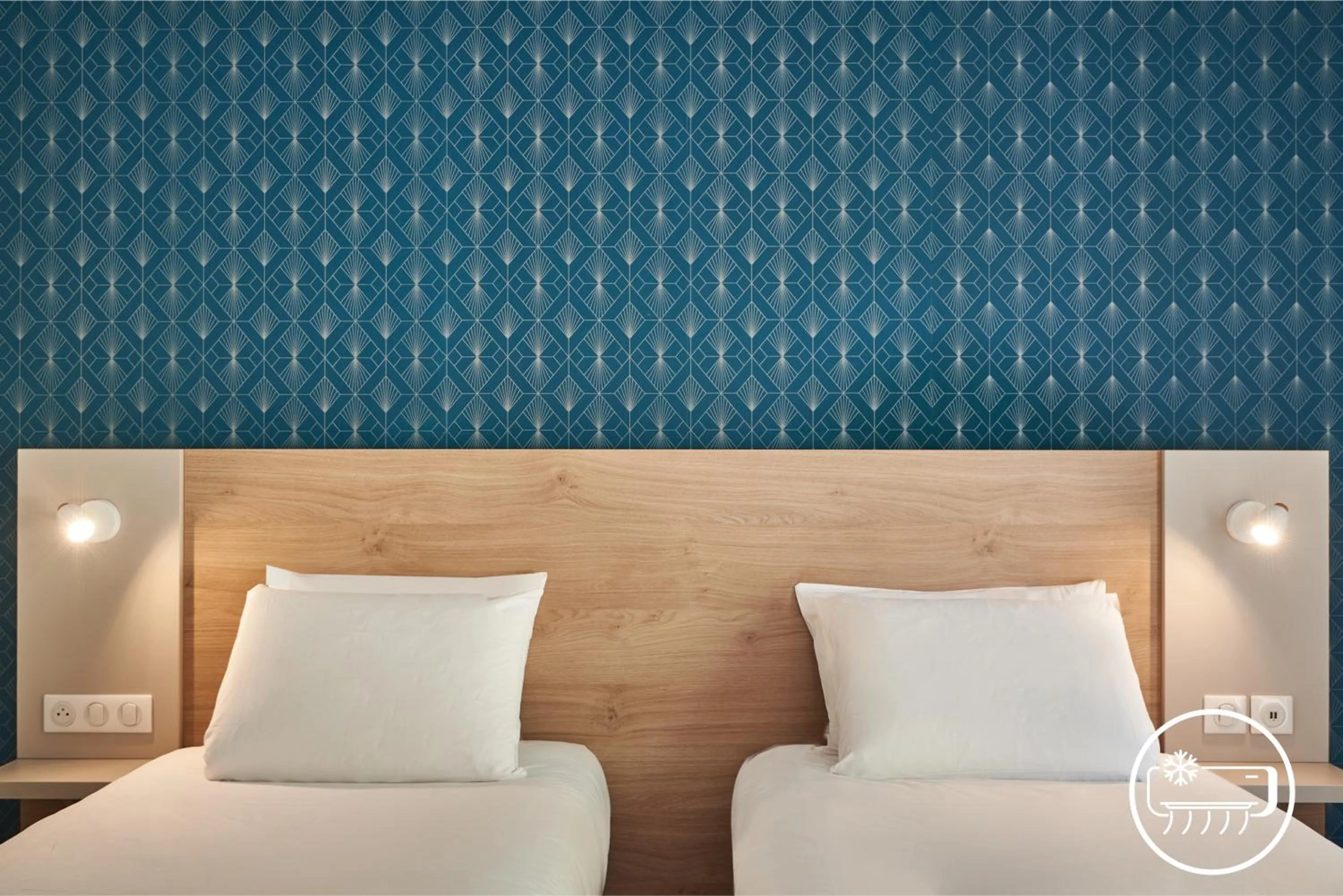 Bedroom, Bed in Kyriad Sens