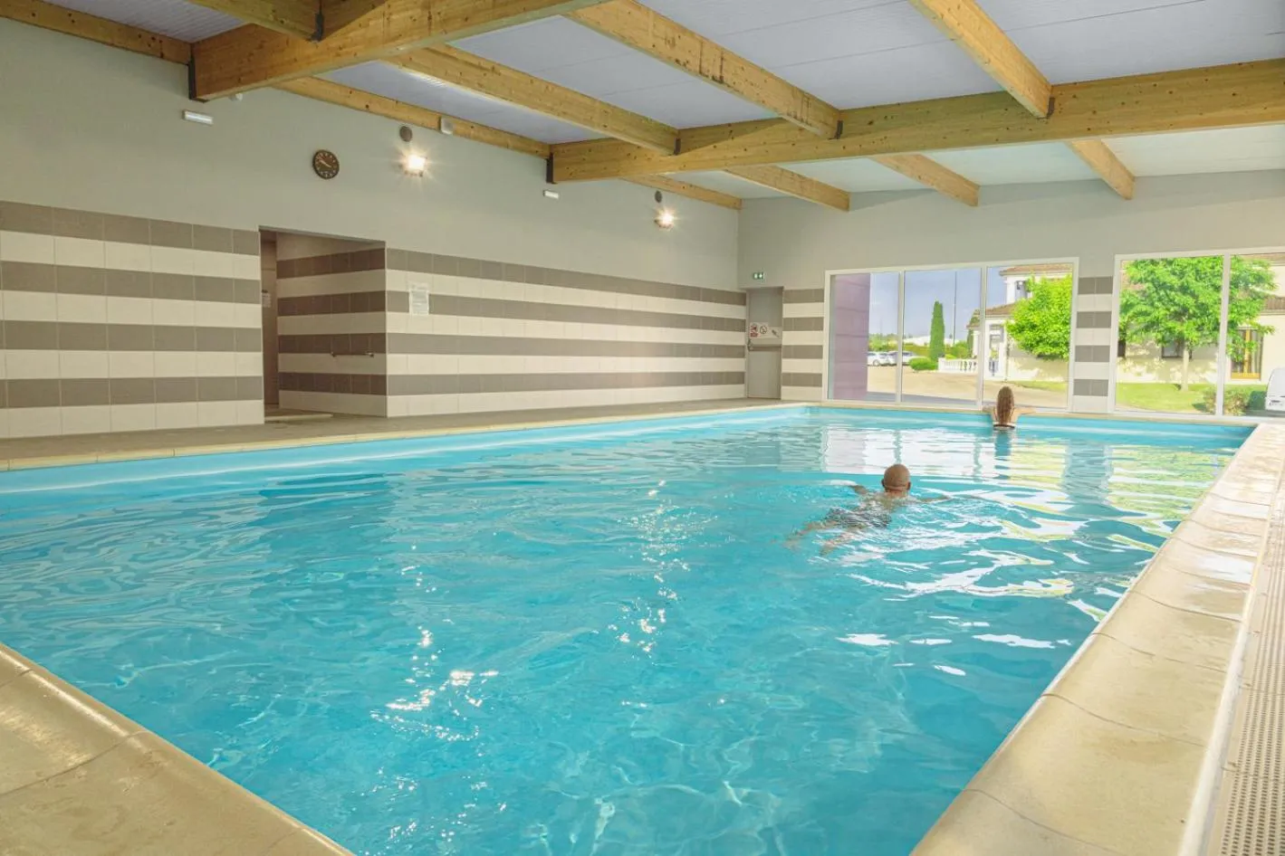 Swimming pool in Kyriad Sens