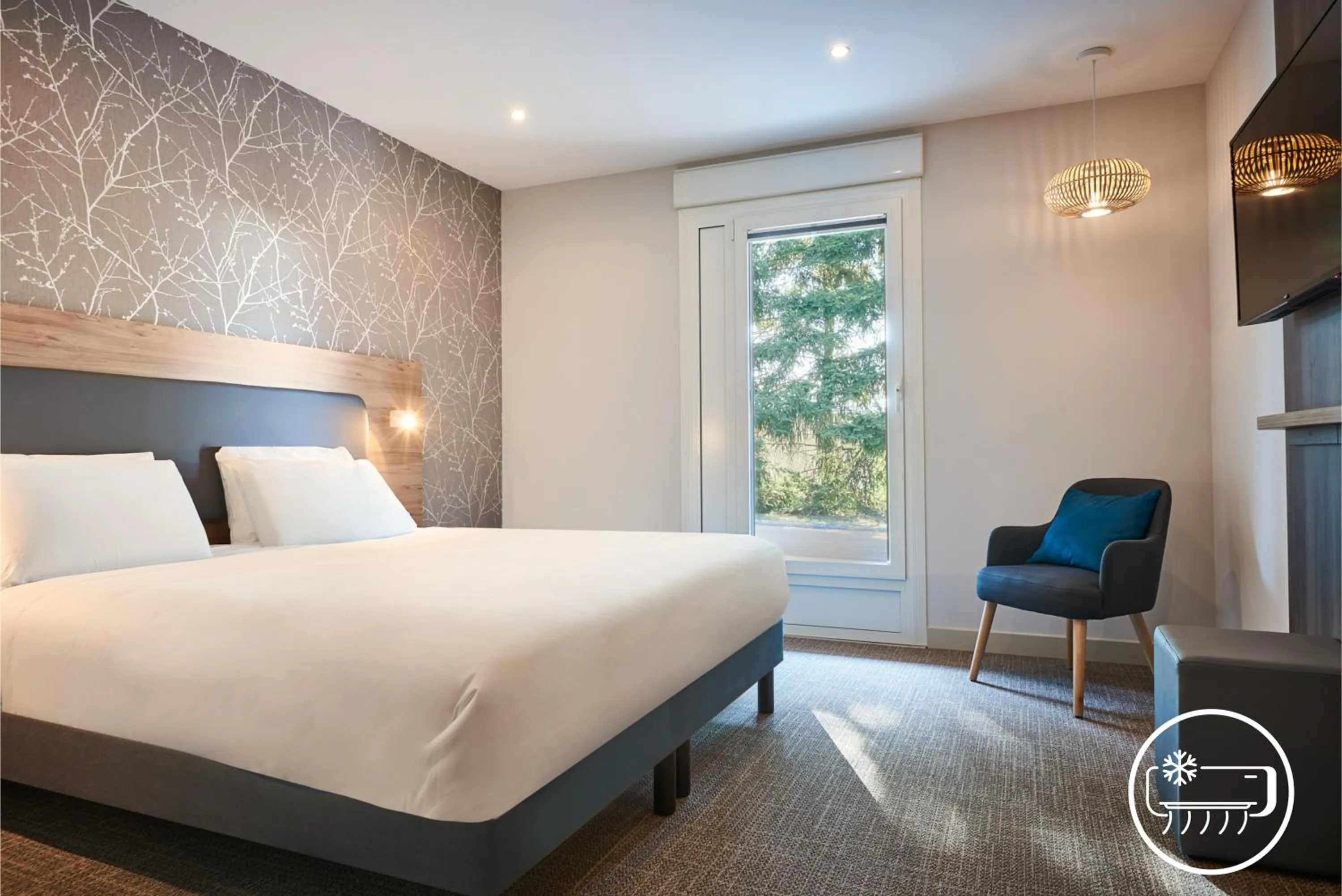 Photo of the whole room, Bed in Kyriad Sens