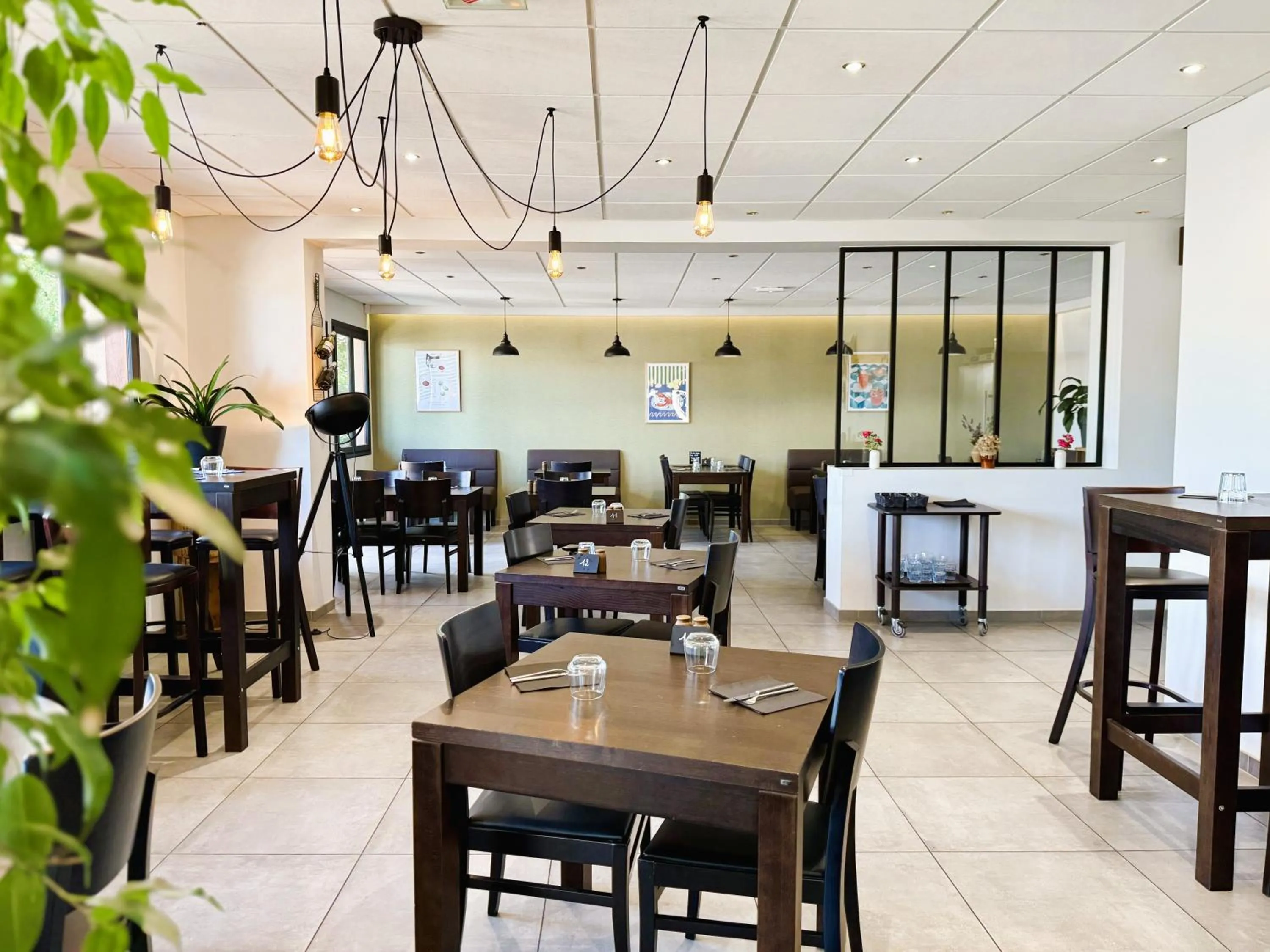 Restaurant/places to eat in Kyriad Sens