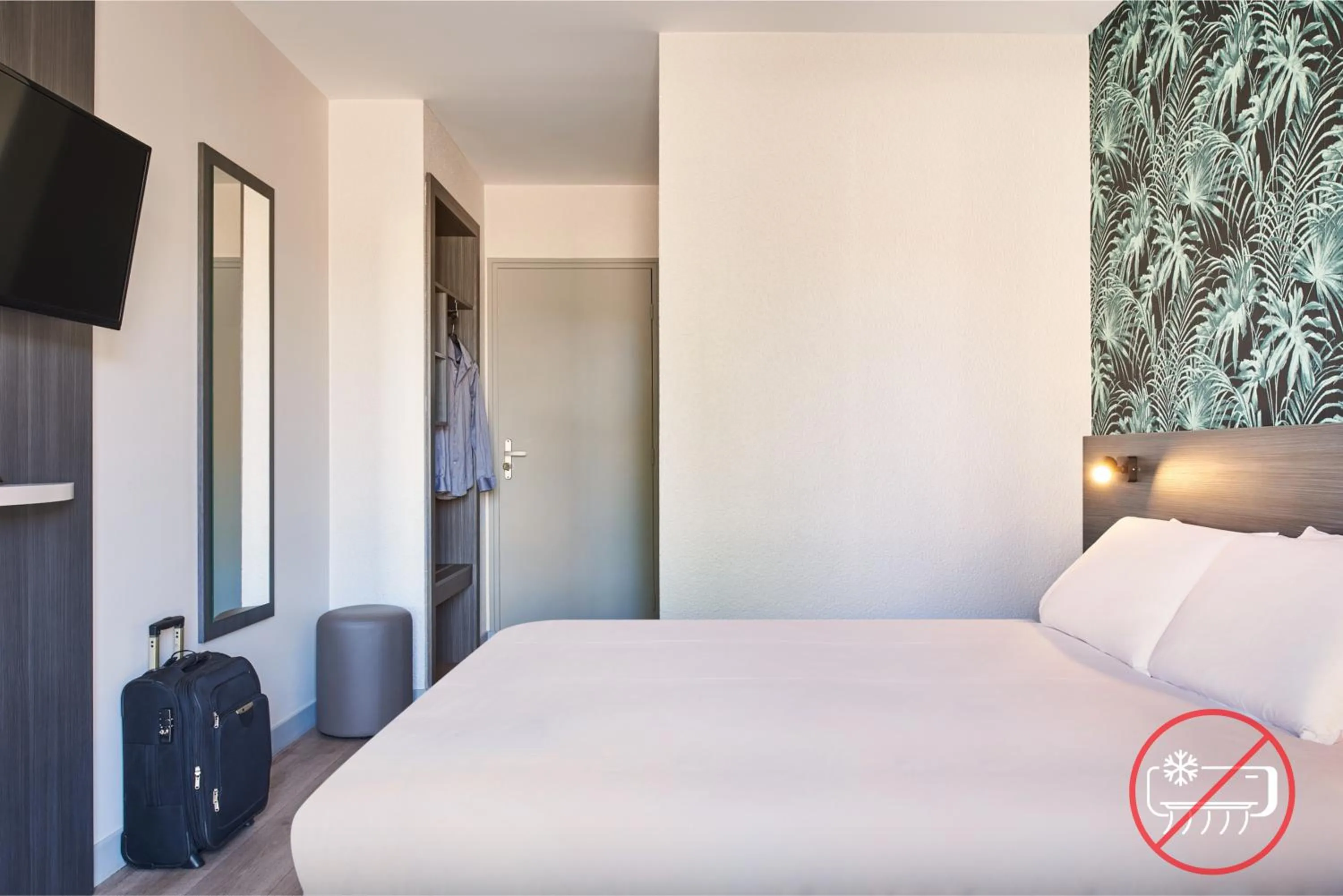 Photo of the whole room, Bed in Kyriad Sens