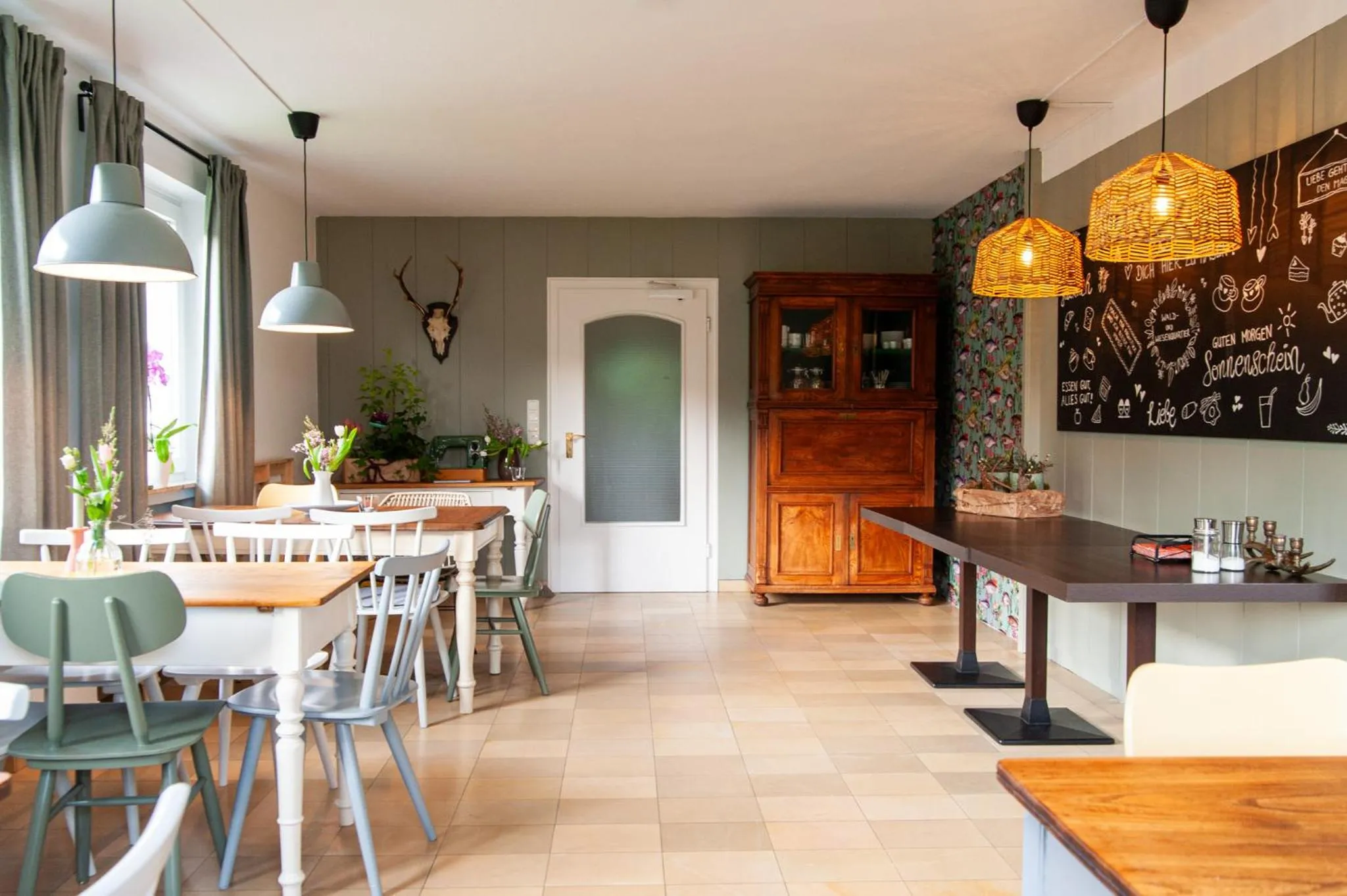 Dining area in Forellenhof Wald- und Wiesenquartier
