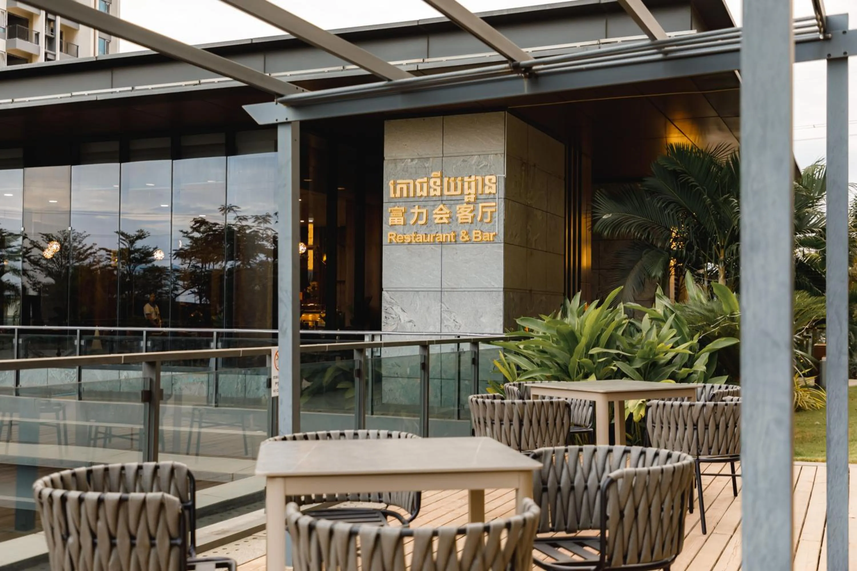 Restaurant/places to eat in R&F Hotel and Apartment