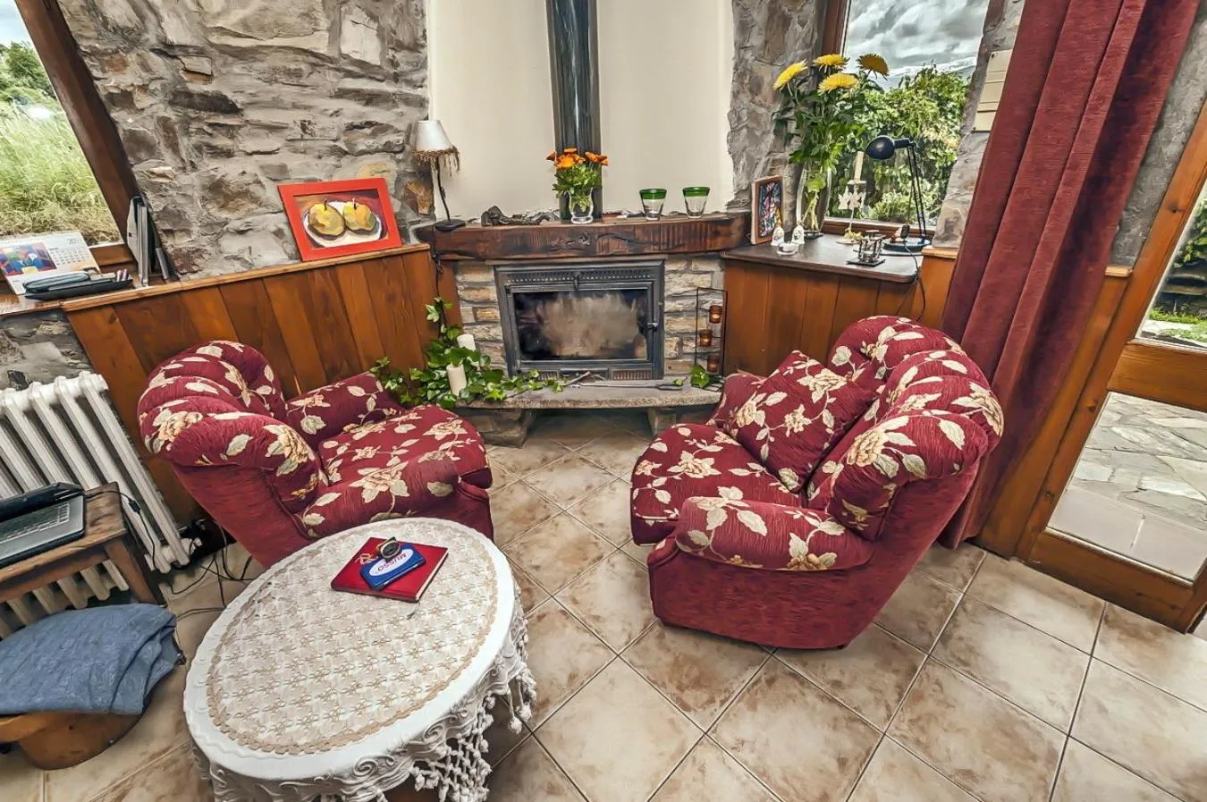 Communal lounge/ TV room in La Trucha del Arco Iris