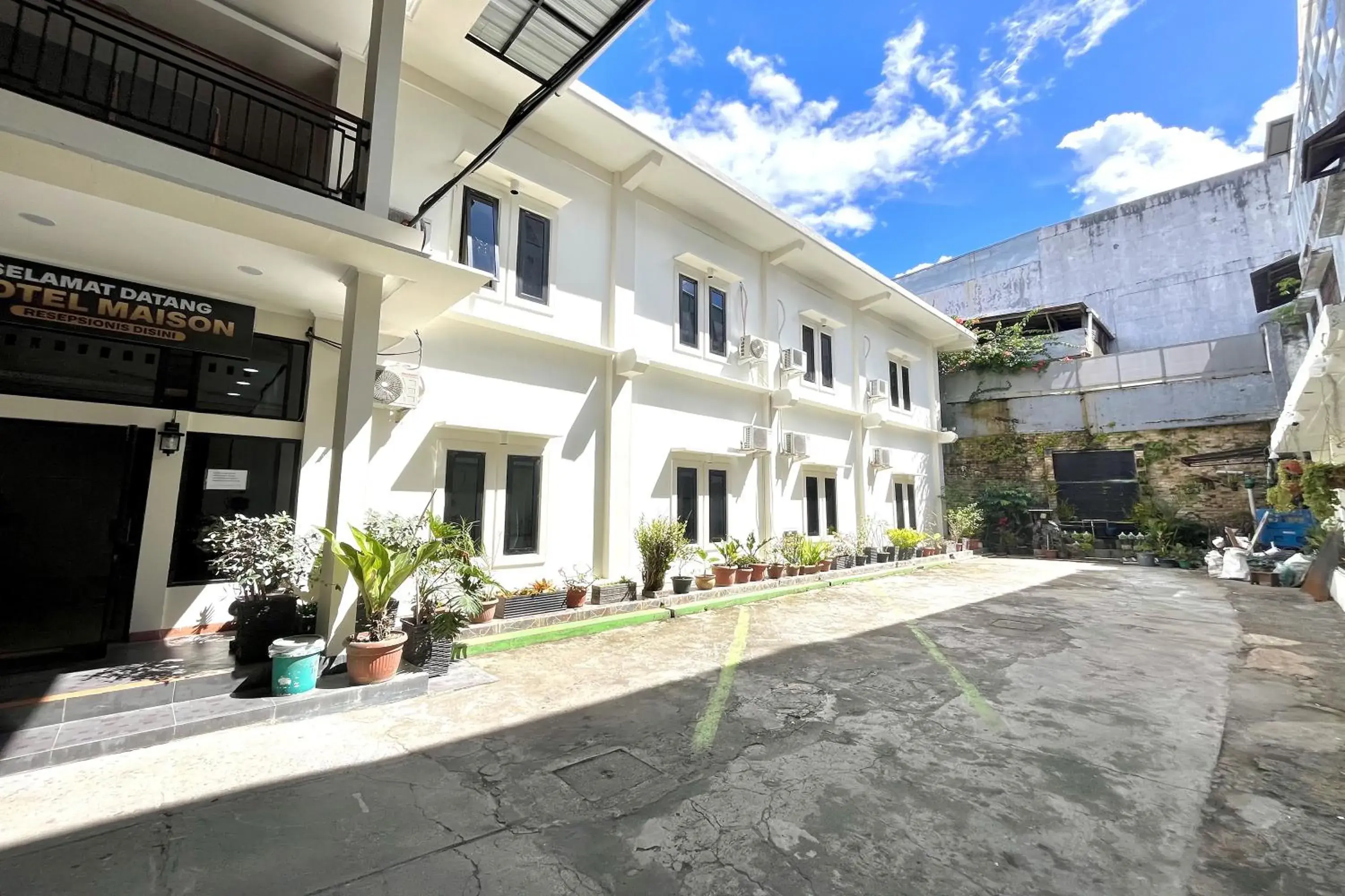 Property building in Maison Hotel Bukittinggi Property building in Maison Hotel Bukittinggi