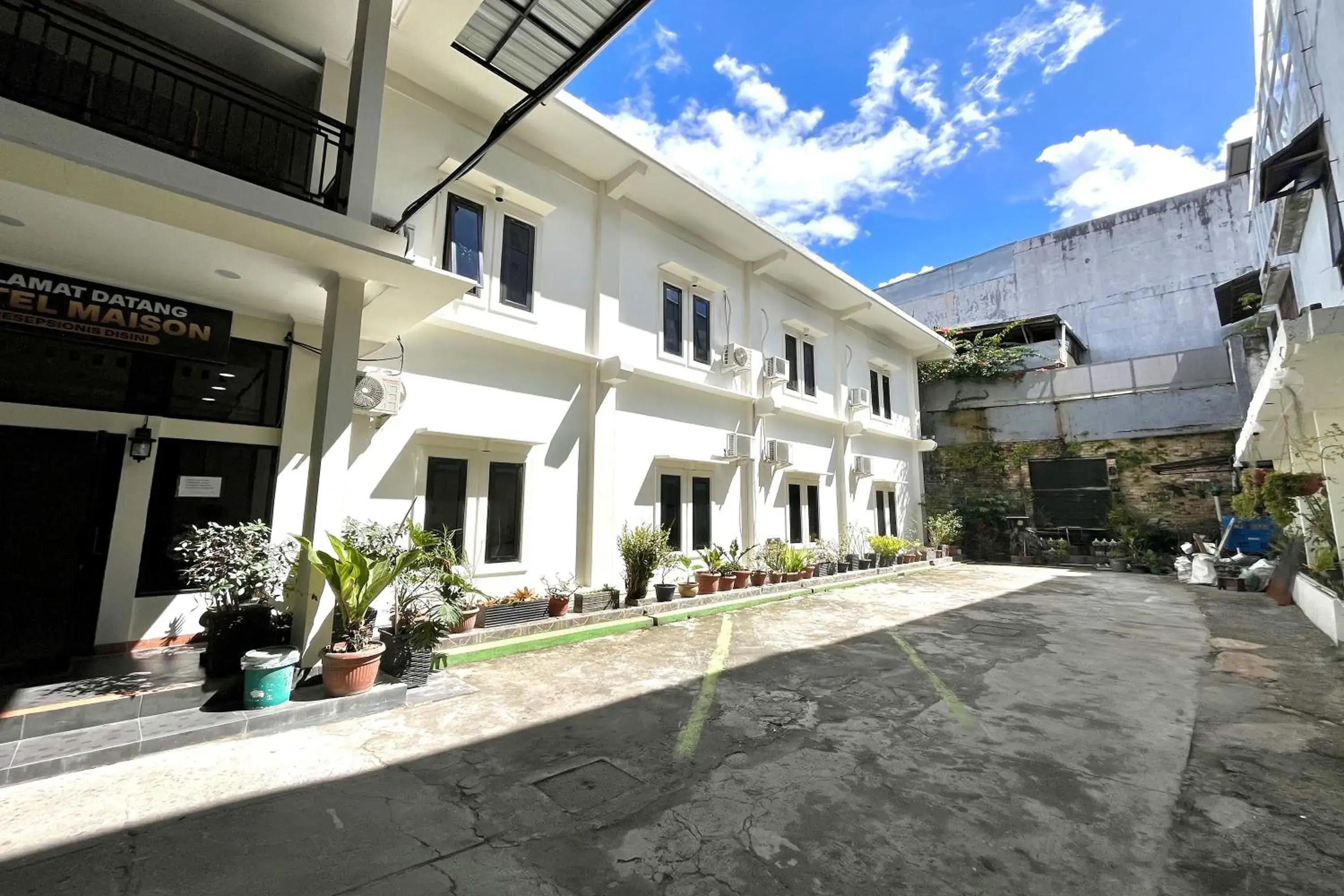 Property building in Maison Hotel Bukittinggi Property building in Maison Hotel Bukittinggi