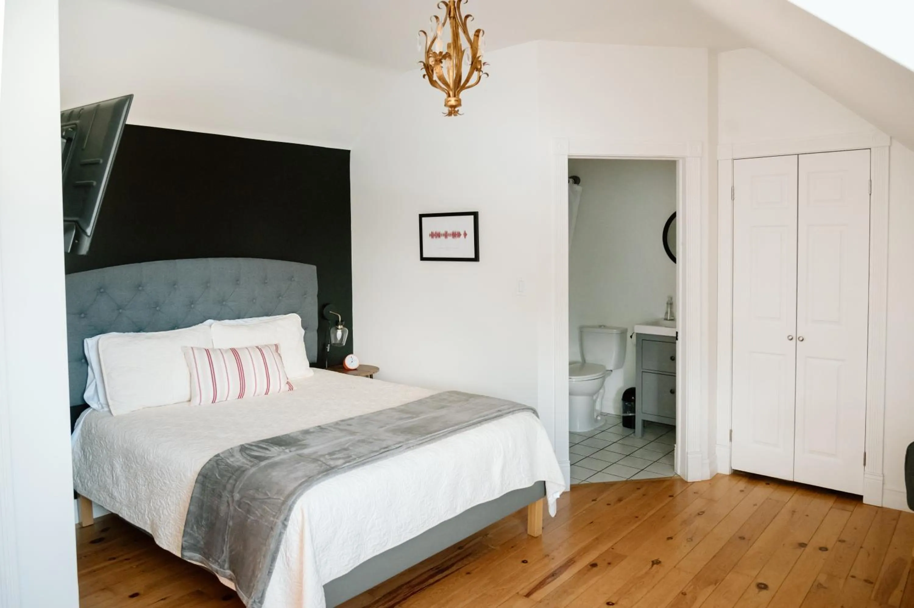 Bed in Groundswell Pub & Inn