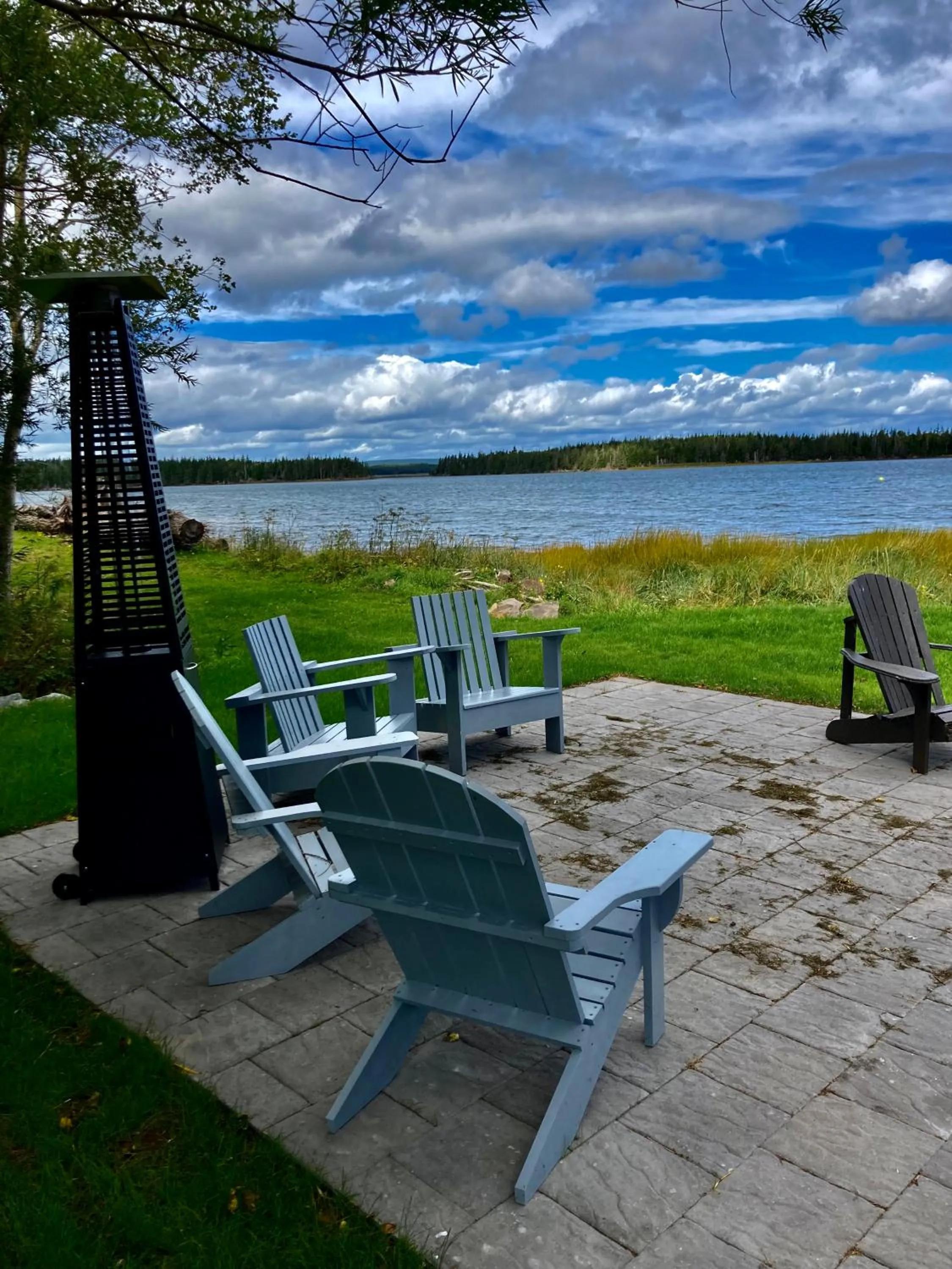 Groundswell Pub & Inn