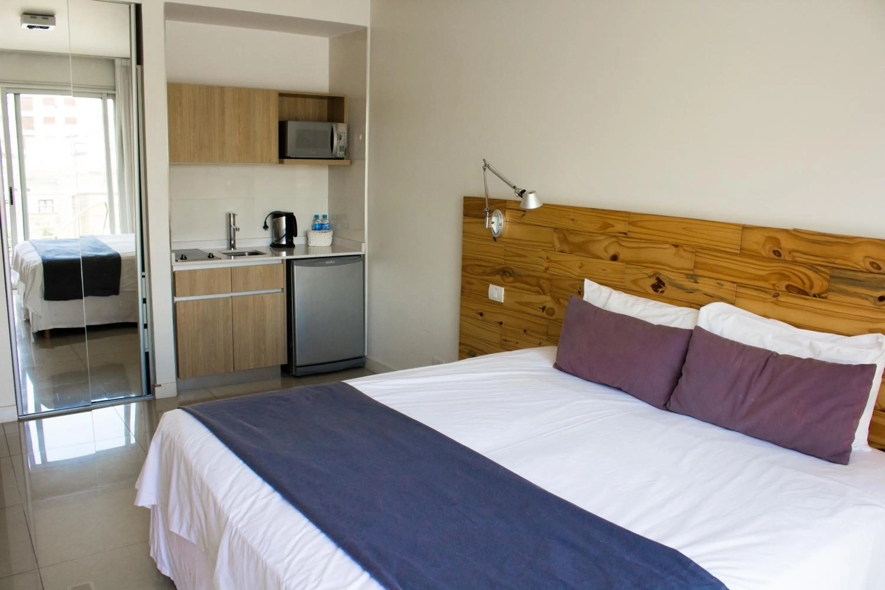 Bedroom, Bed in Lemon Suites