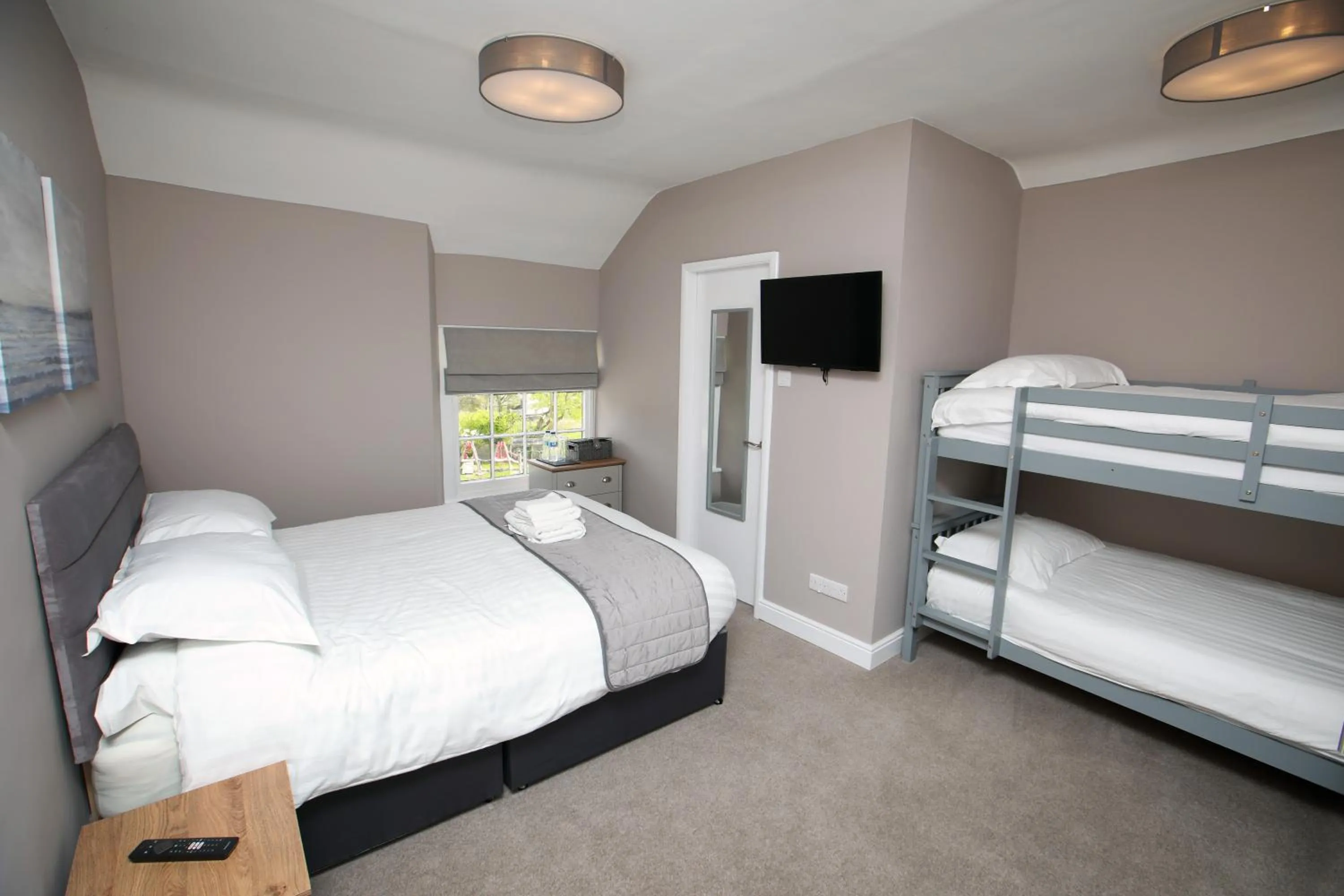 Bed in OYO Glyn Valley Hotel