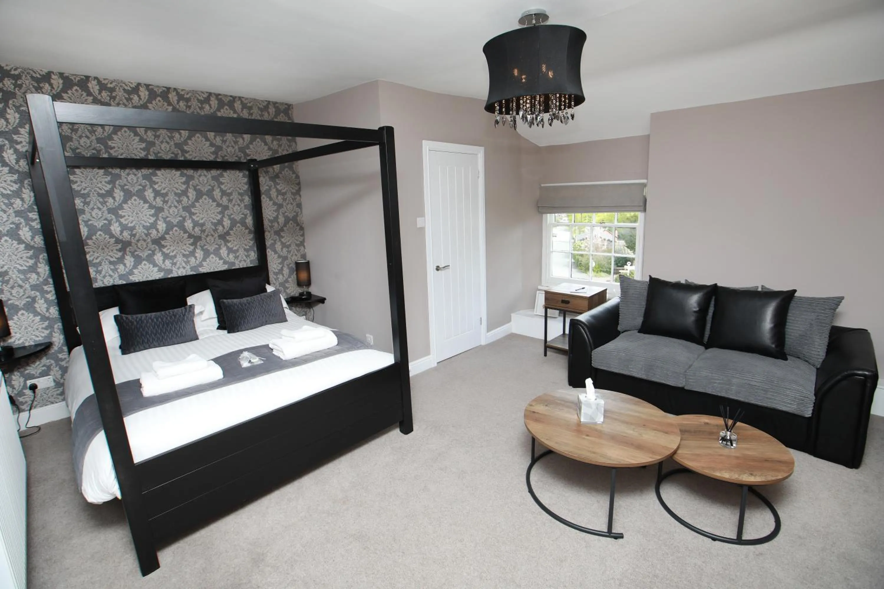 Bed in OYO Glyn Valley Hotel