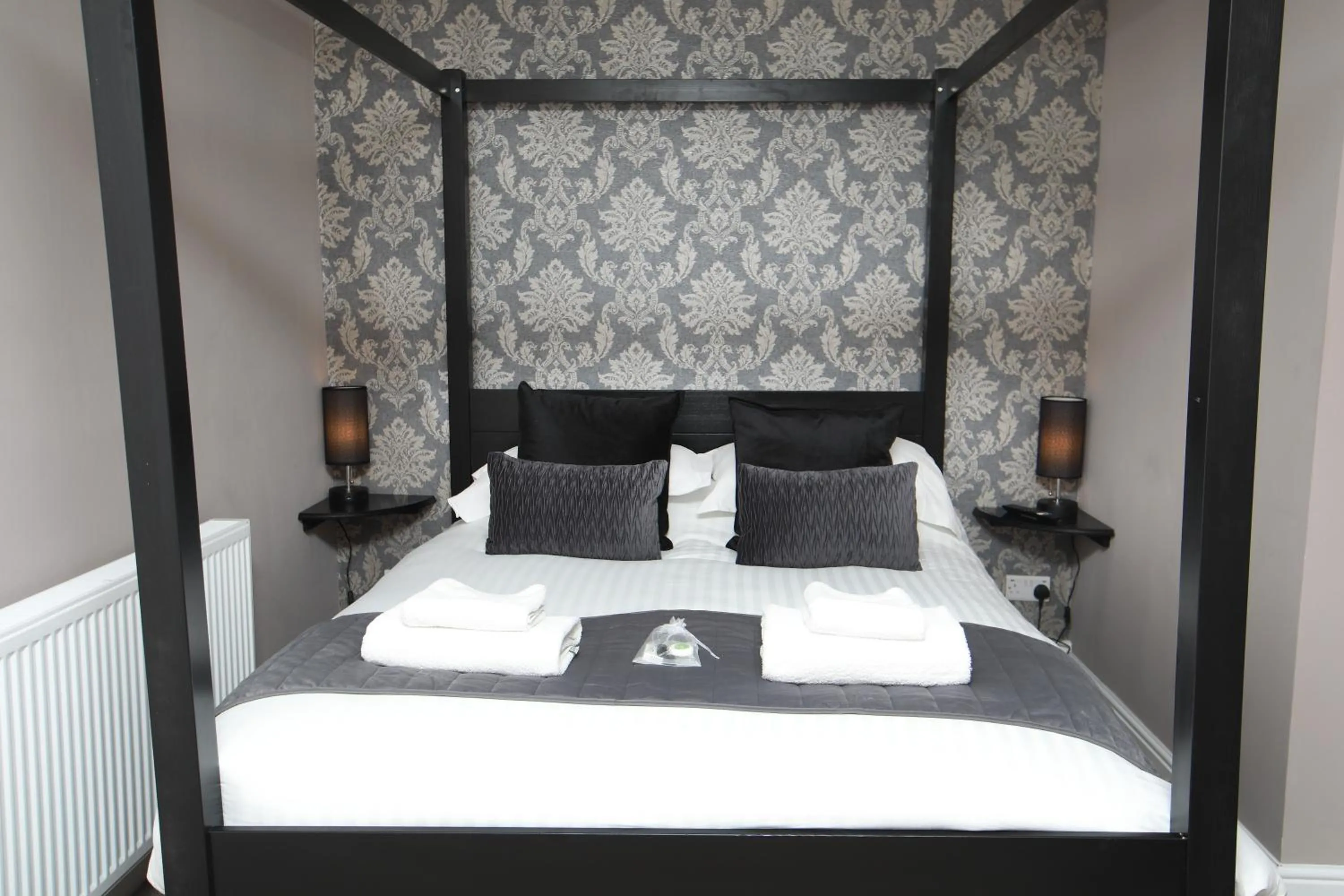 Bed in OYO Glyn Valley Hotel