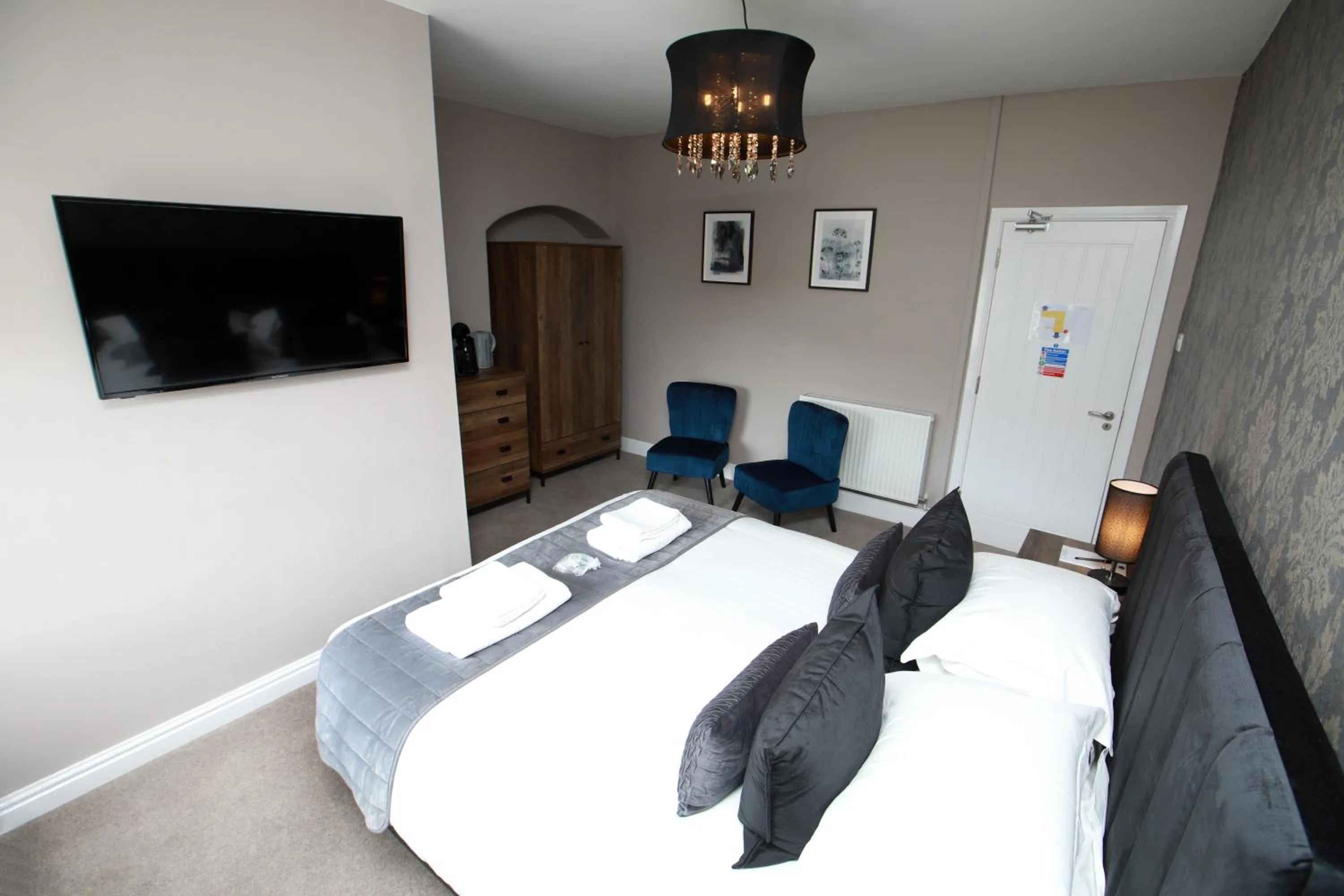 Bed in OYO Glyn Valley Hotel