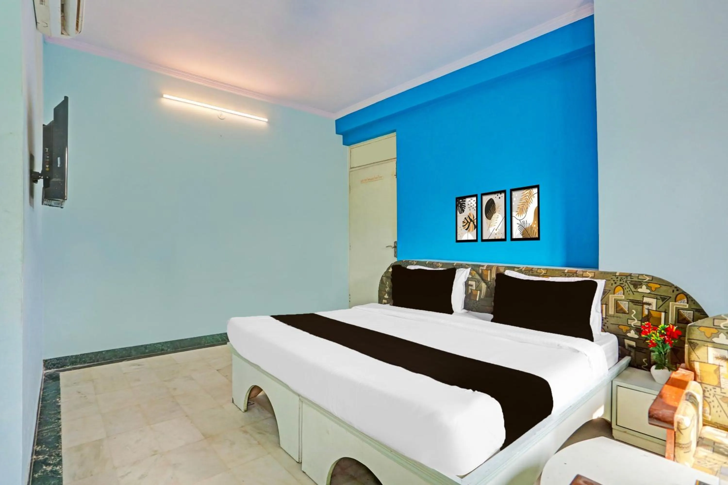 Bedroom, Bed in Super Collection O Bani Park Near Collectorate Circle Formerly Anuja Palace