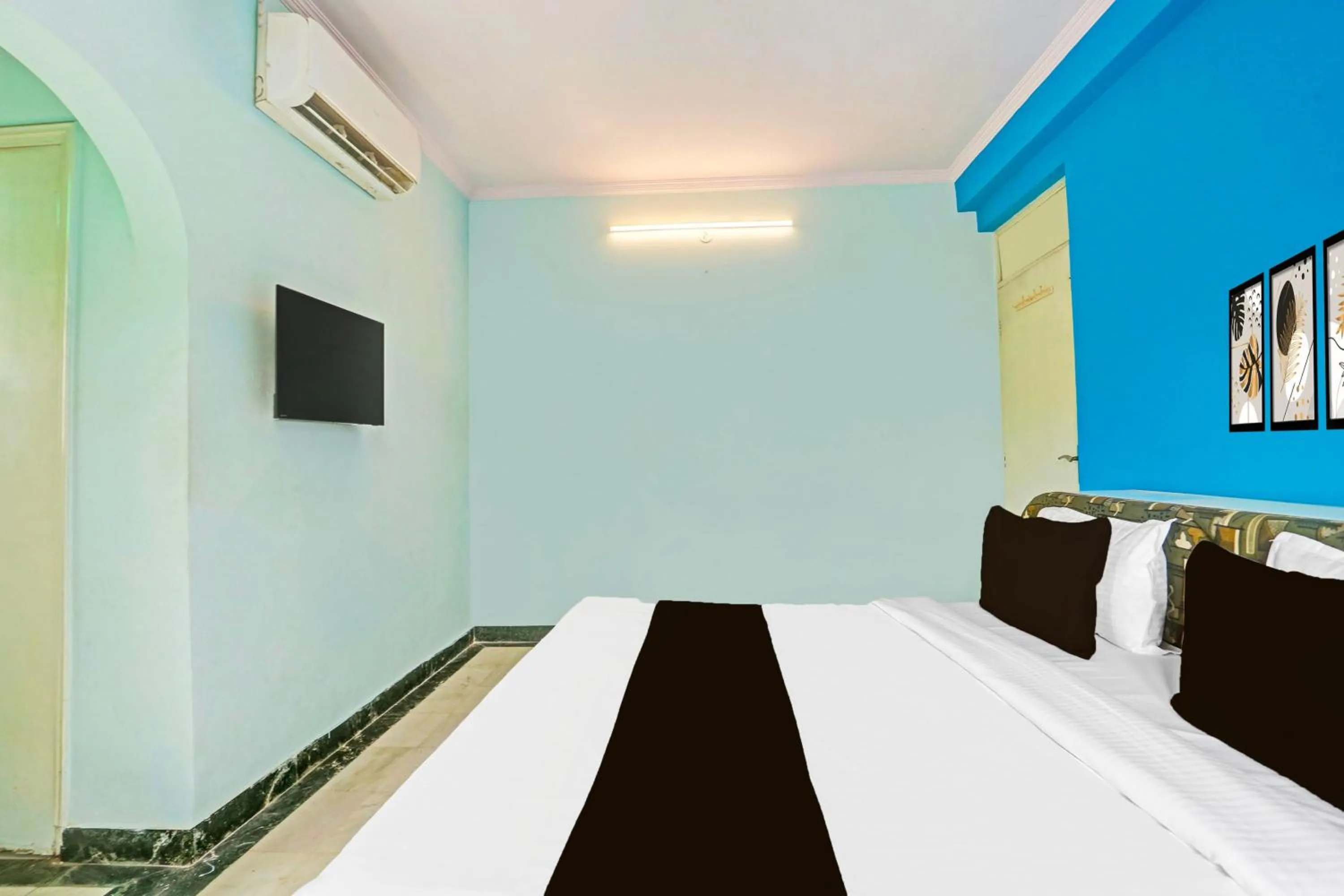 Bedroom, Bed in Super Collection O Bani Park Near Collectorate Circle Formerly Anuja Palace