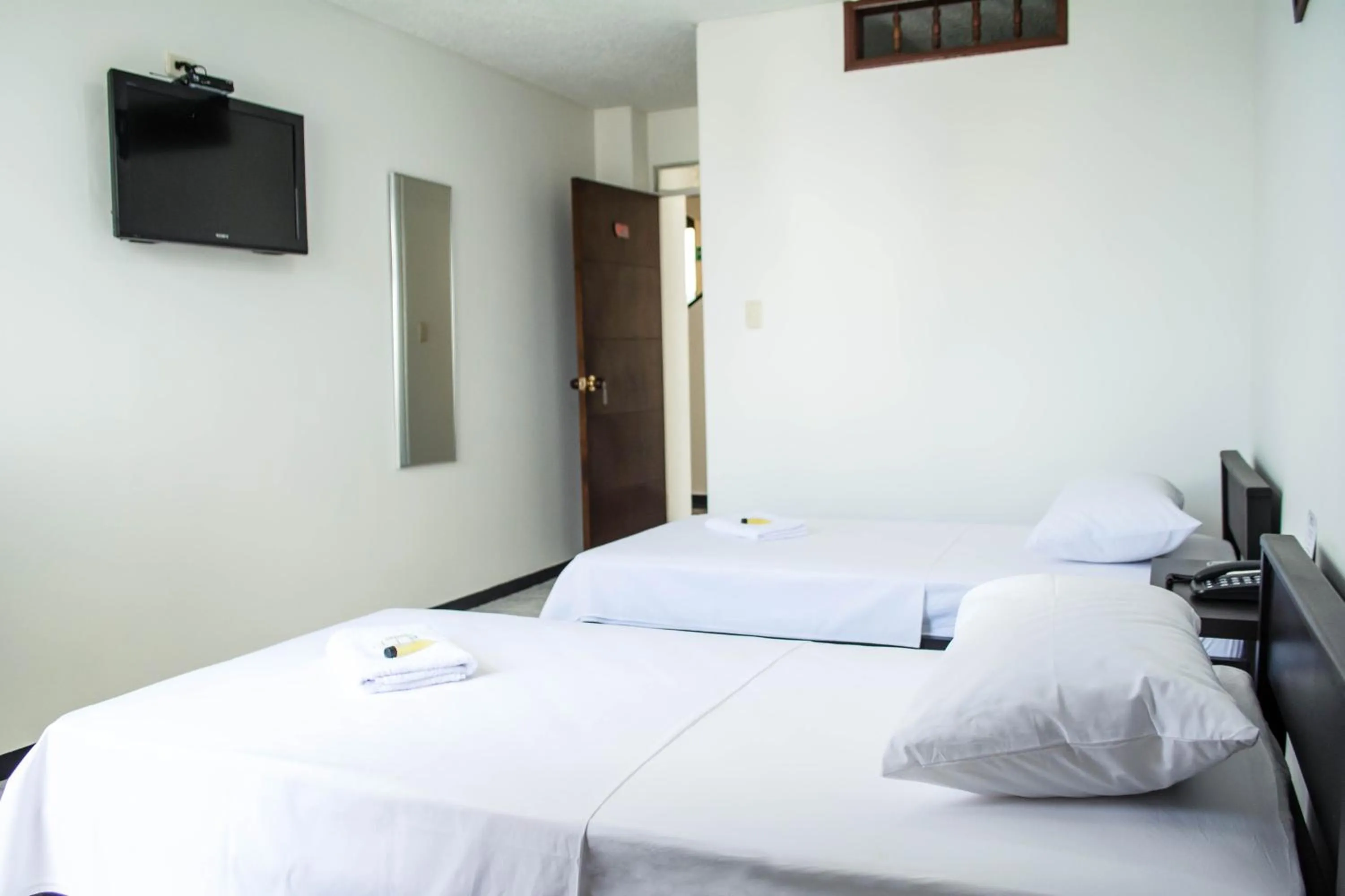room service, Bed in Hotel Centauros del Llano