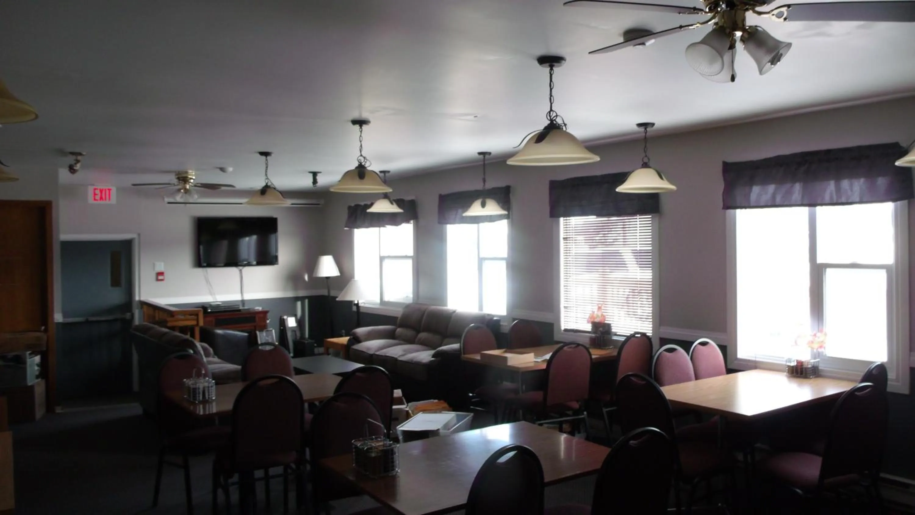 Restaurant/places to eat in Churchill Hotel