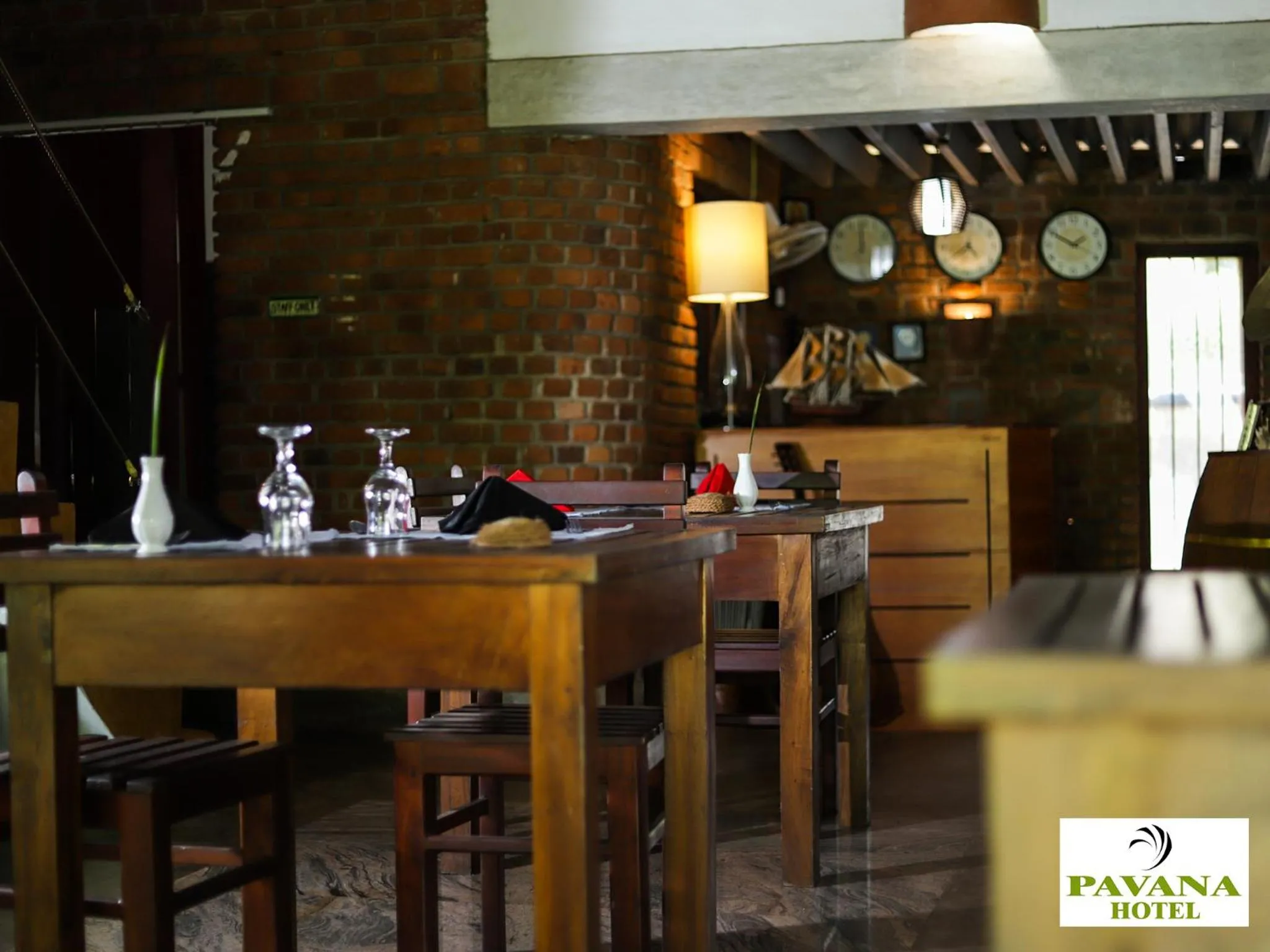 Restaurant/places to eat in Pavana Hotel