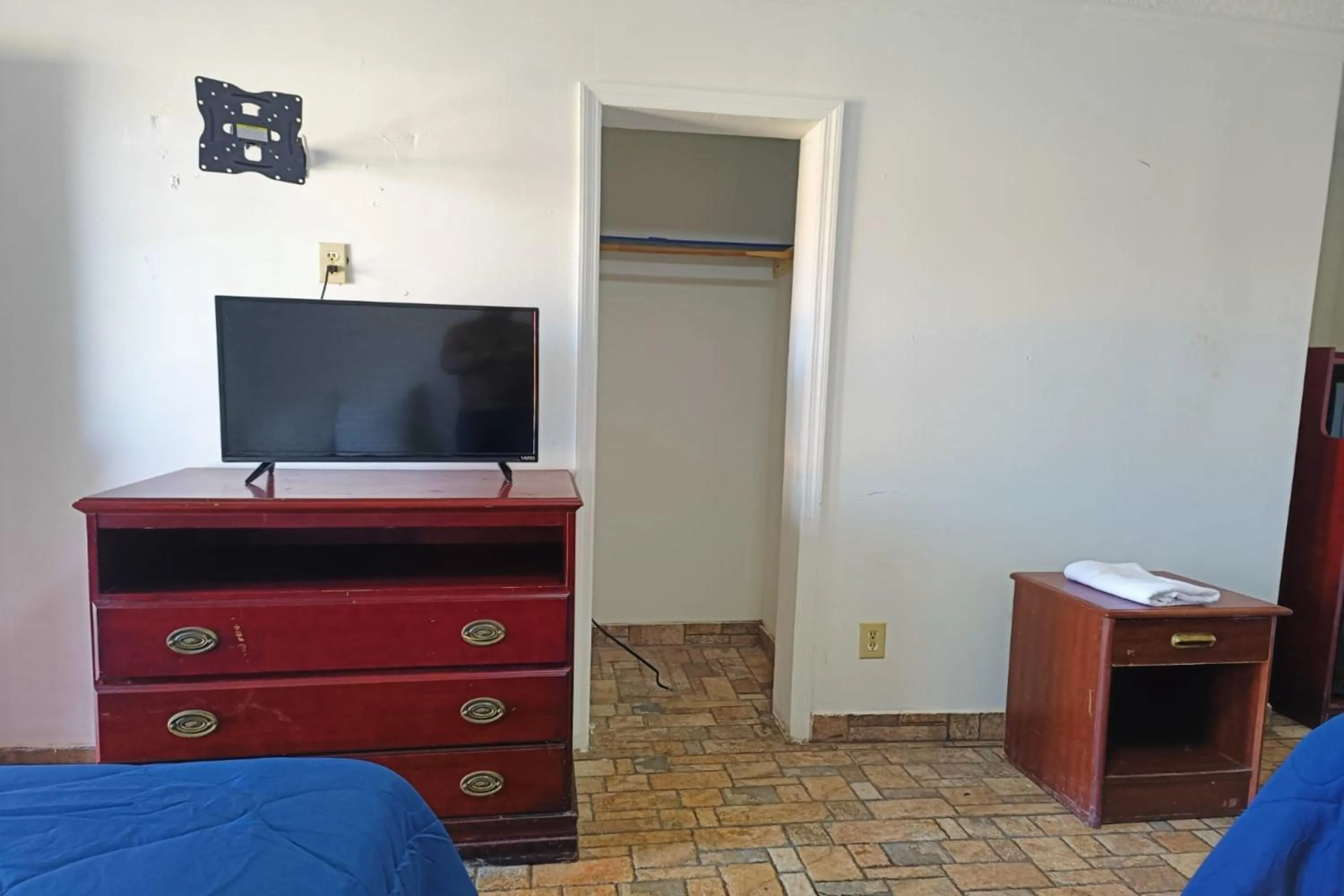 TV and multimedia in Crown Inn by OYO Orangeburg Hwy 301