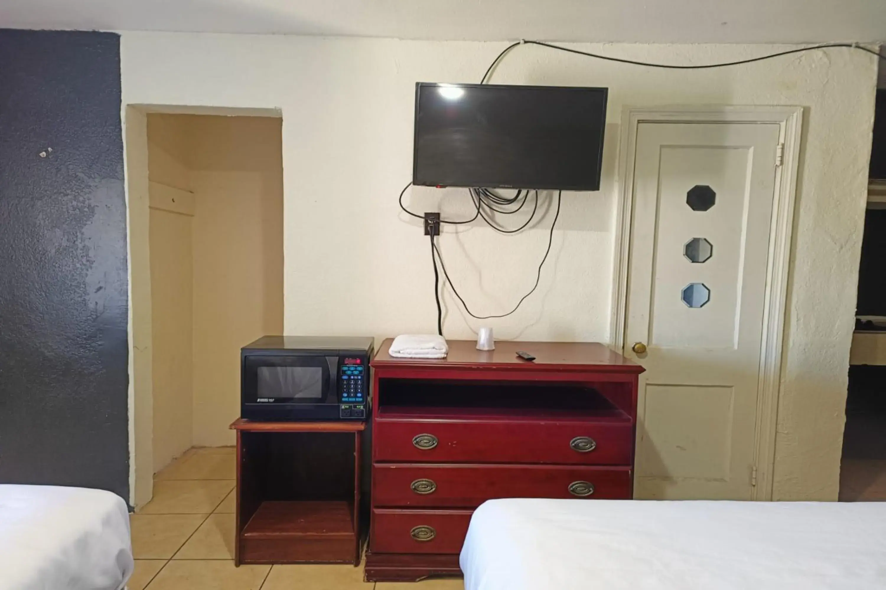 TV and multimedia, Bed in Crown Inn by OYO Orangeburg Hwy 301 TV and multimedia, Bed in Crown Inn by OYO Orangeburg Hwy 301