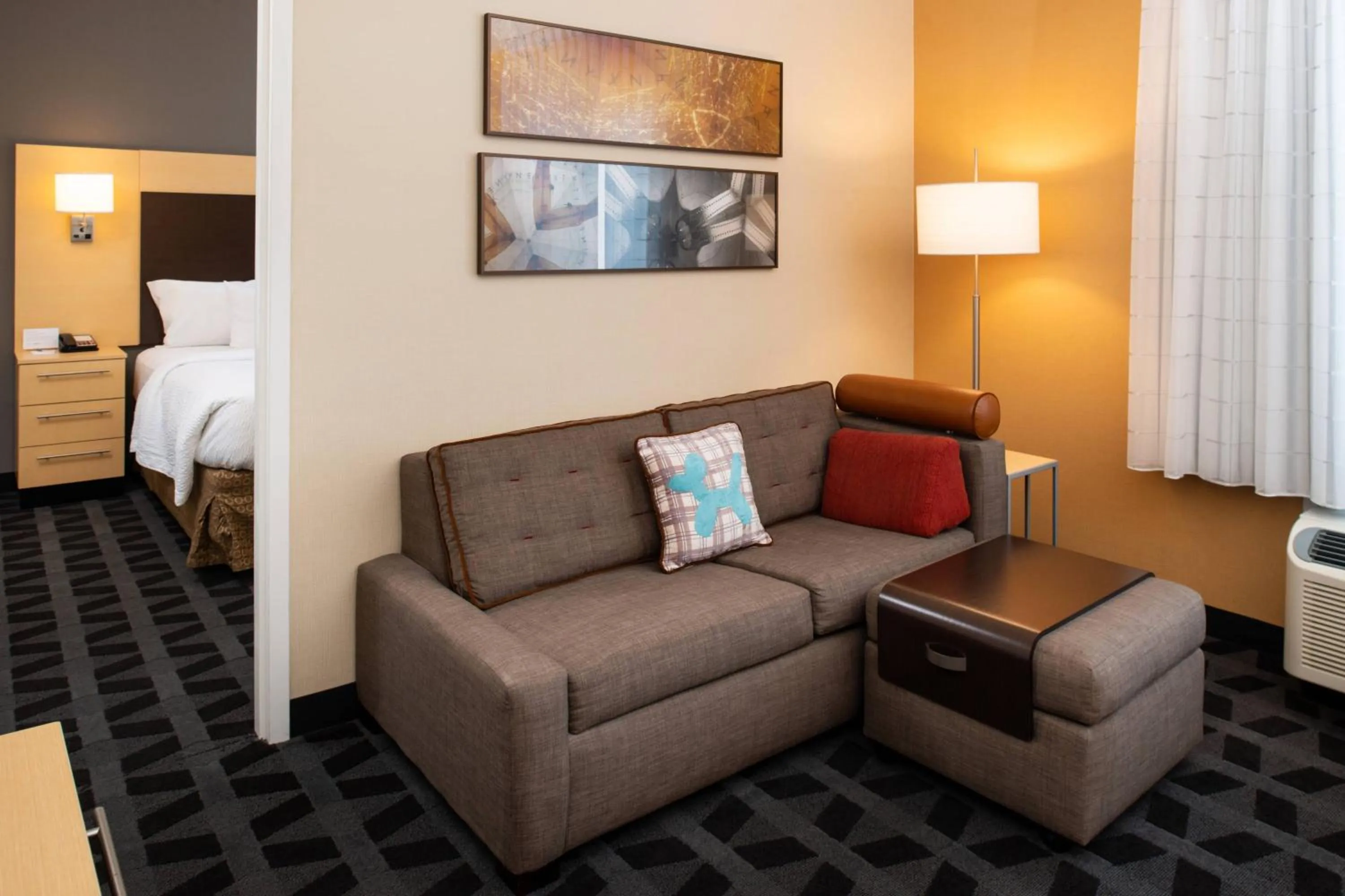 Living room, Bed in TownePlace Suites by Marriott Bakersfield West
