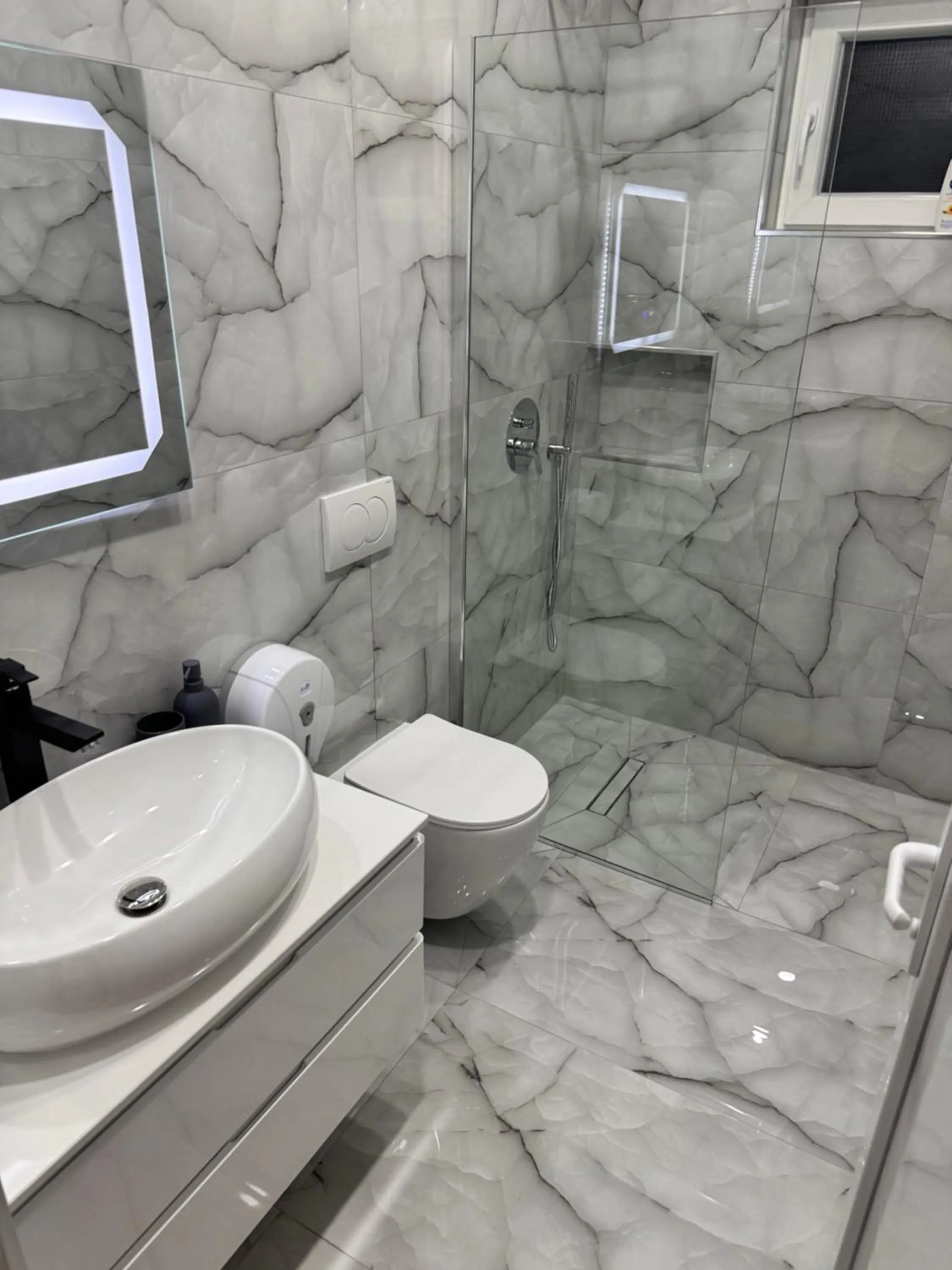 Bathroom in London Restaurant Hotel