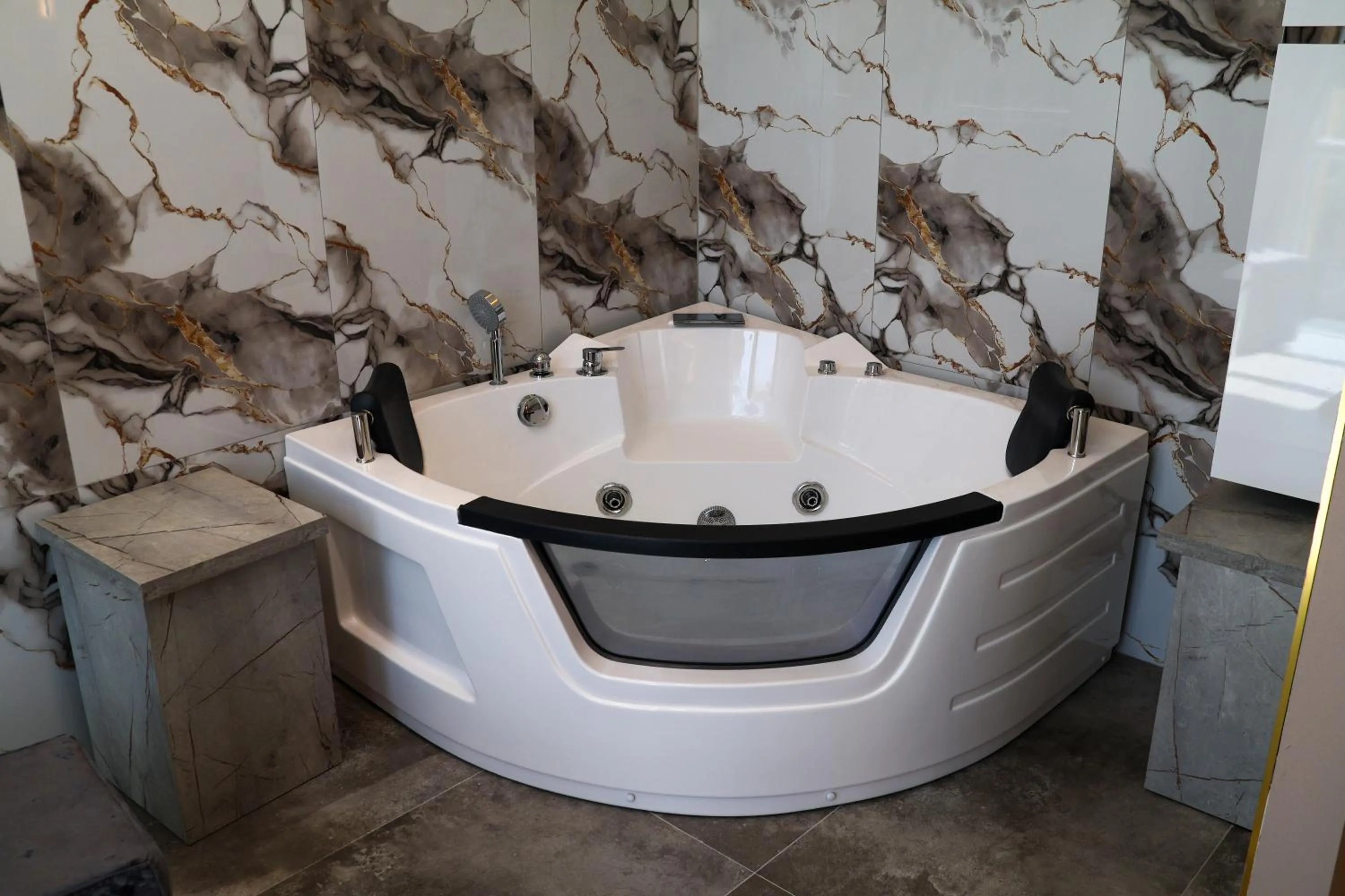 Hot Tub in London Restaurant Hotel