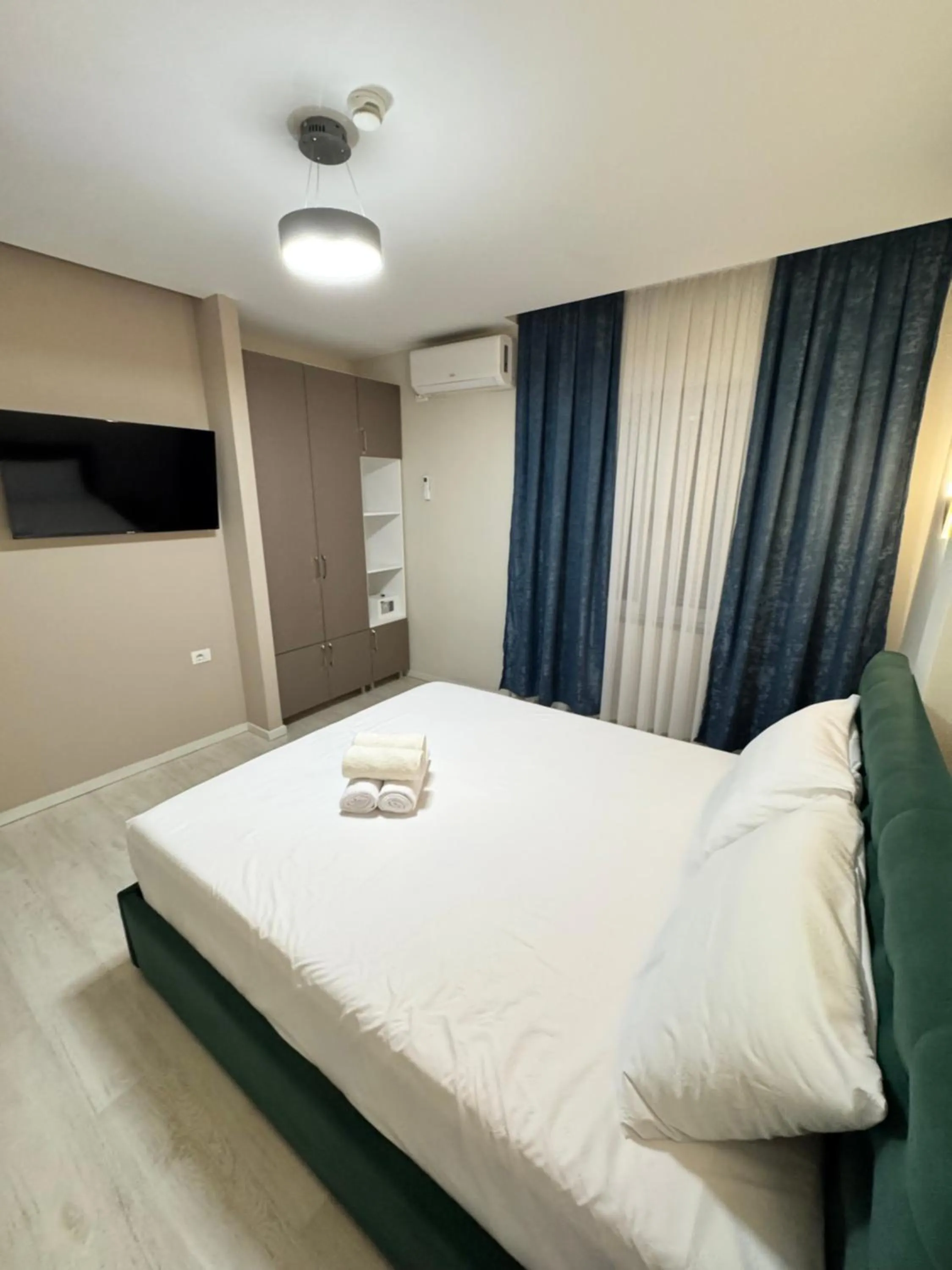 TV and multimedia, Bed in London Restaurant Hotel