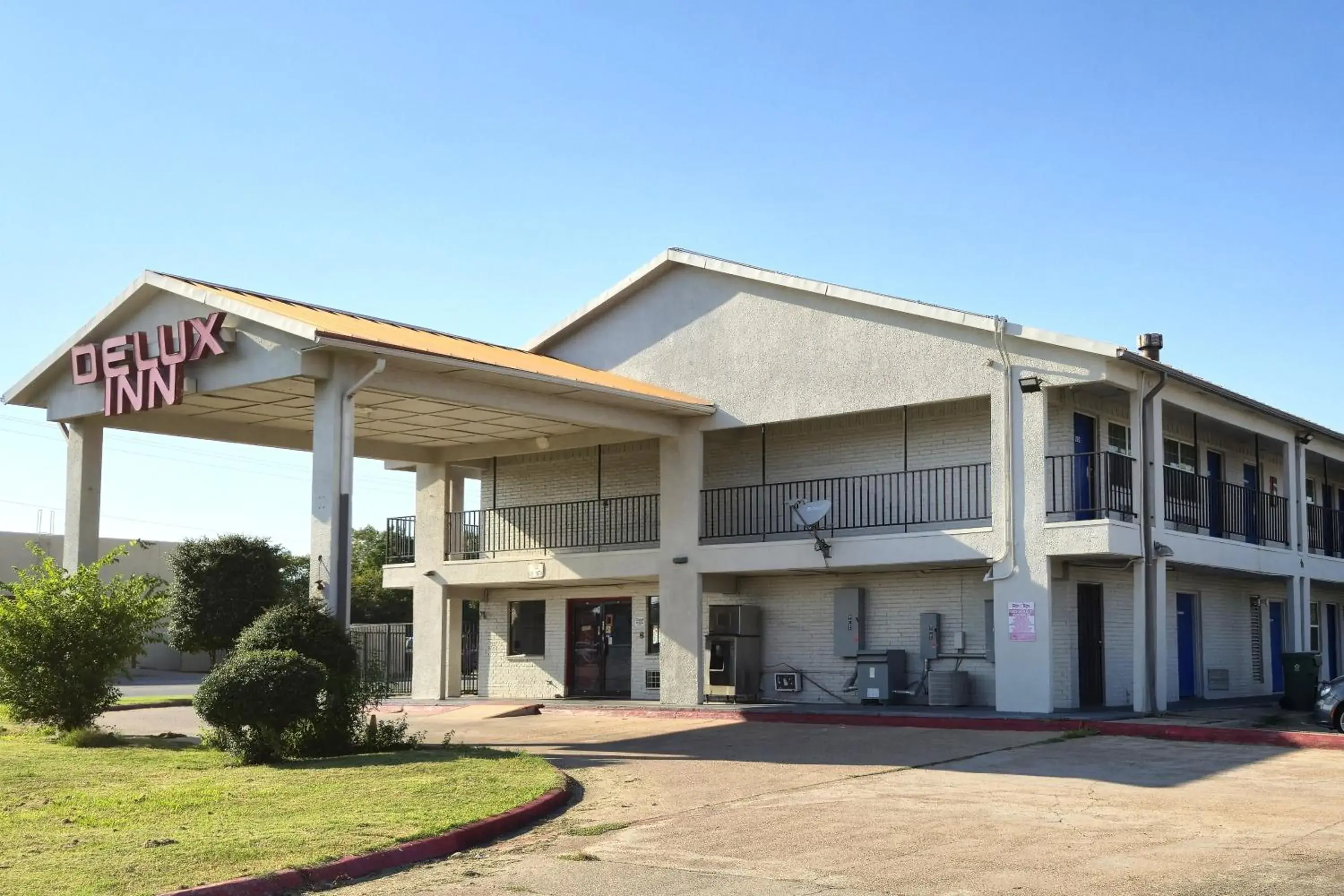 Facade/entrance in Deluxe Inn Motel By OYO Grand Prairie Interstate 30 Facade/entrance in Deluxe Inn Motel By OYO Grand Prairie Interstate 30