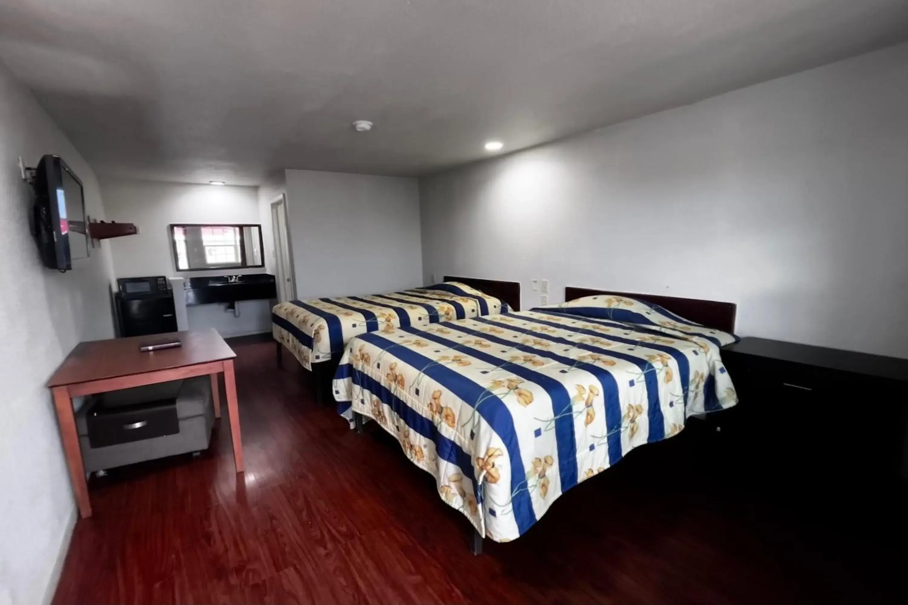 Bedroom, Bed in Deluxe Inn Motel By OYO Grand Prairie Interstate 30 Bedroom, Bed in Deluxe Inn Motel By OYO Grand Prairie Interstate 30