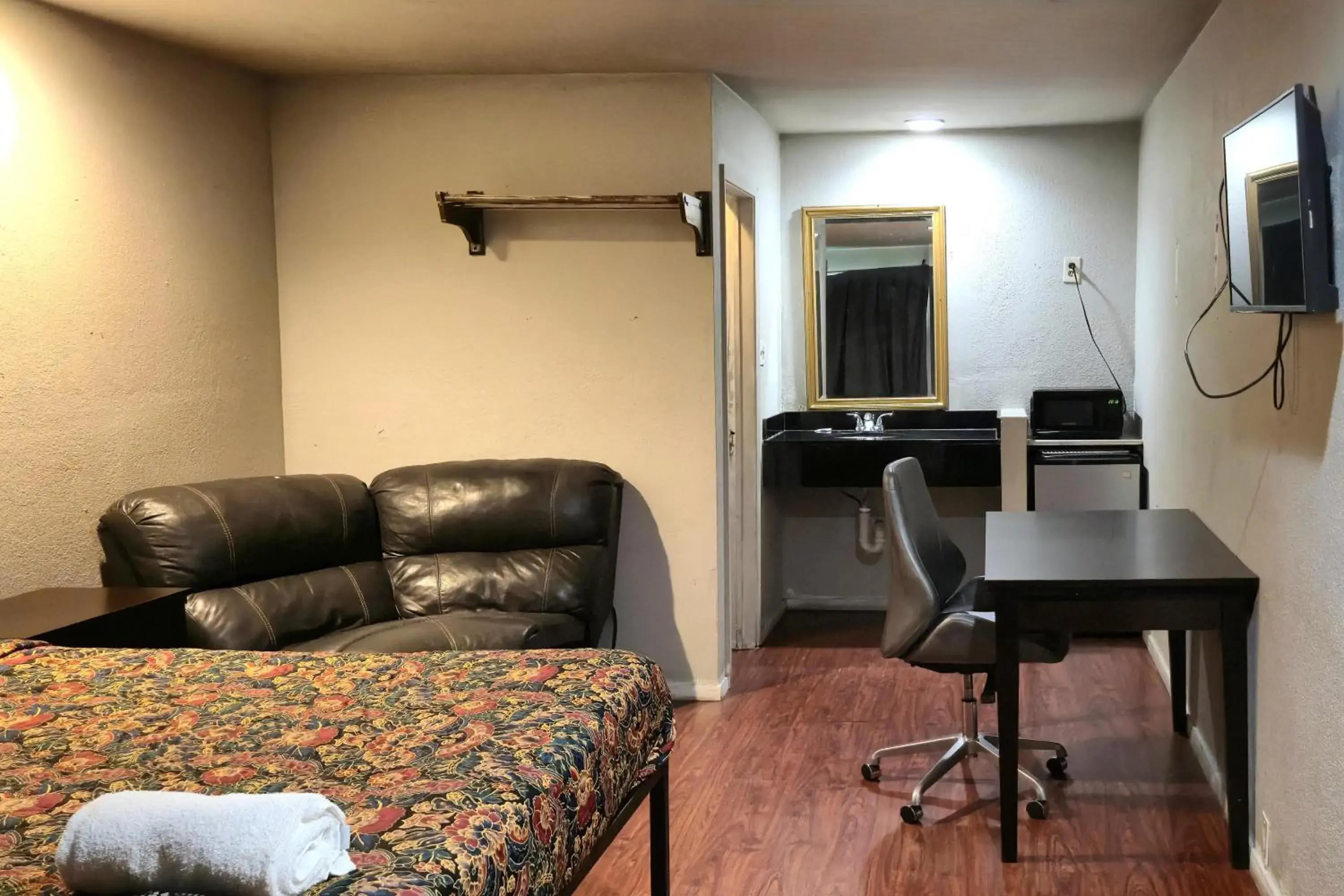 Bedroom in Deluxe Inn Motel By OYO Grand Prairie Interstate 30 Bedroom in Deluxe Inn Motel By OYO Grand Prairie Interstate 30