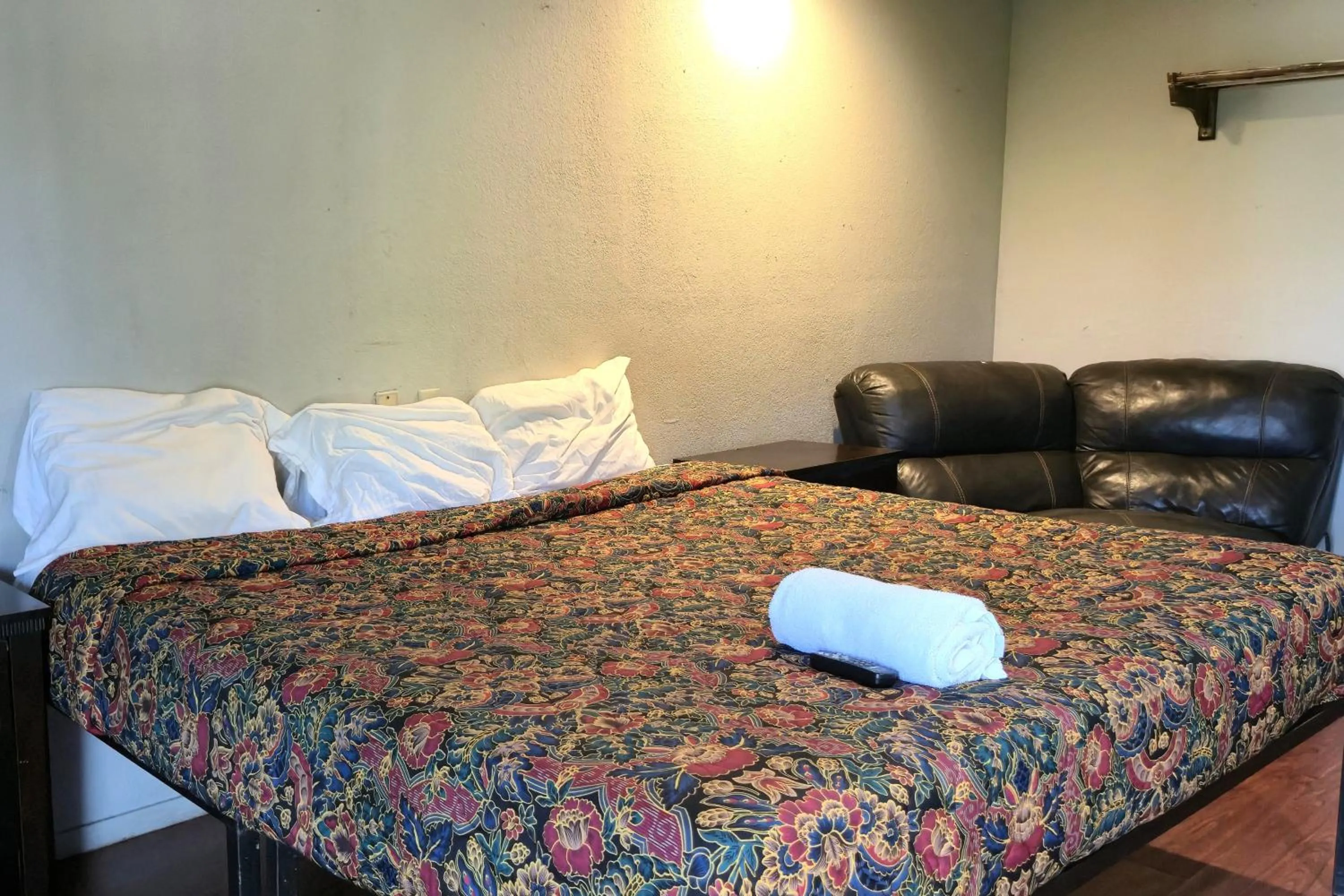 Bedroom, Bed in Deluxe Inn Motel By OYO Grand Prairie Interstate 30