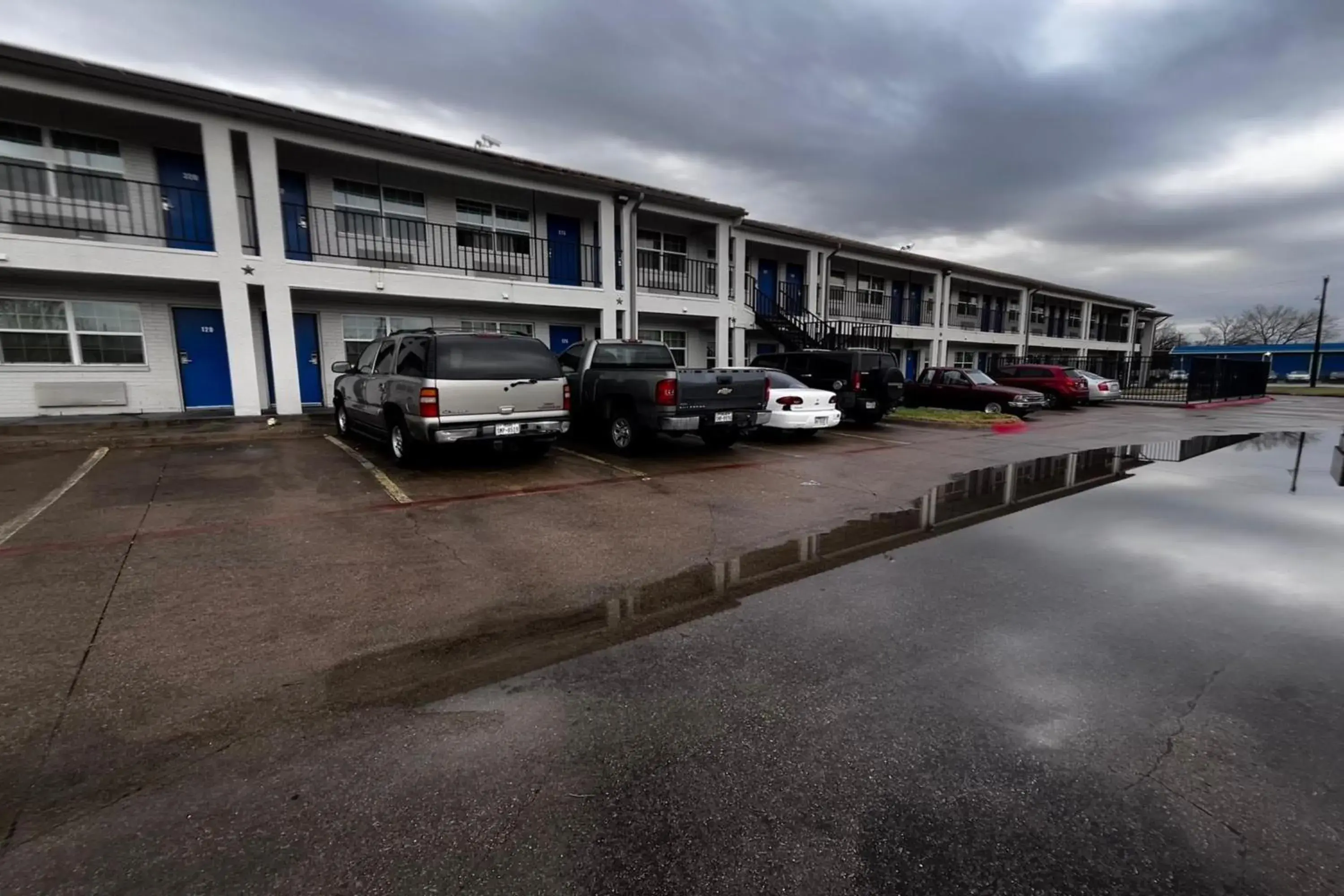 Property building in Deluxe Inn Motel By OYO Grand Prairie Interstate 30 Property building in Deluxe Inn Motel By OYO Grand Prairie Interstate 30