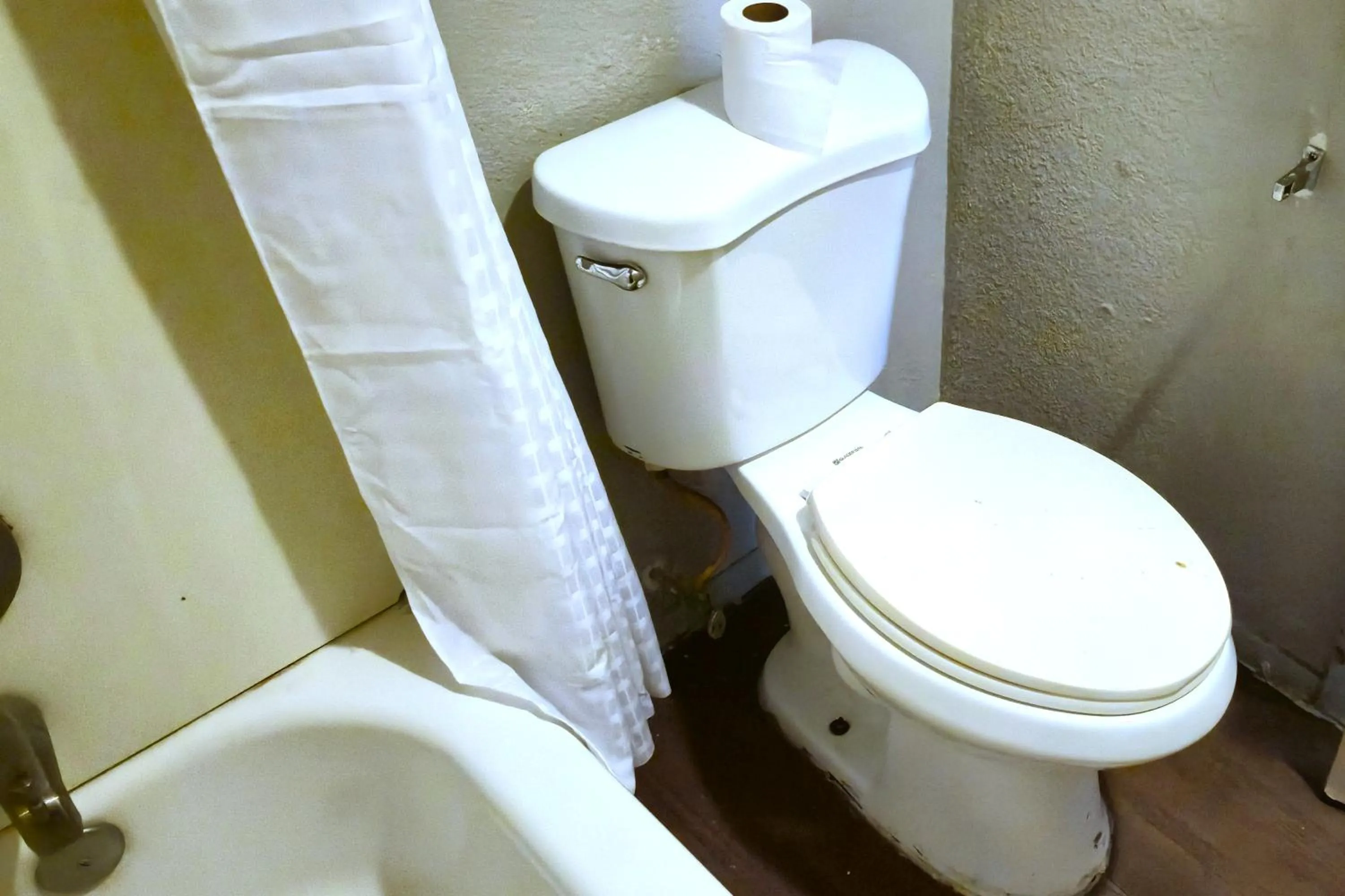 Bathroom in Deluxe Inn Motel By OYO Grand Prairie Interstate 30